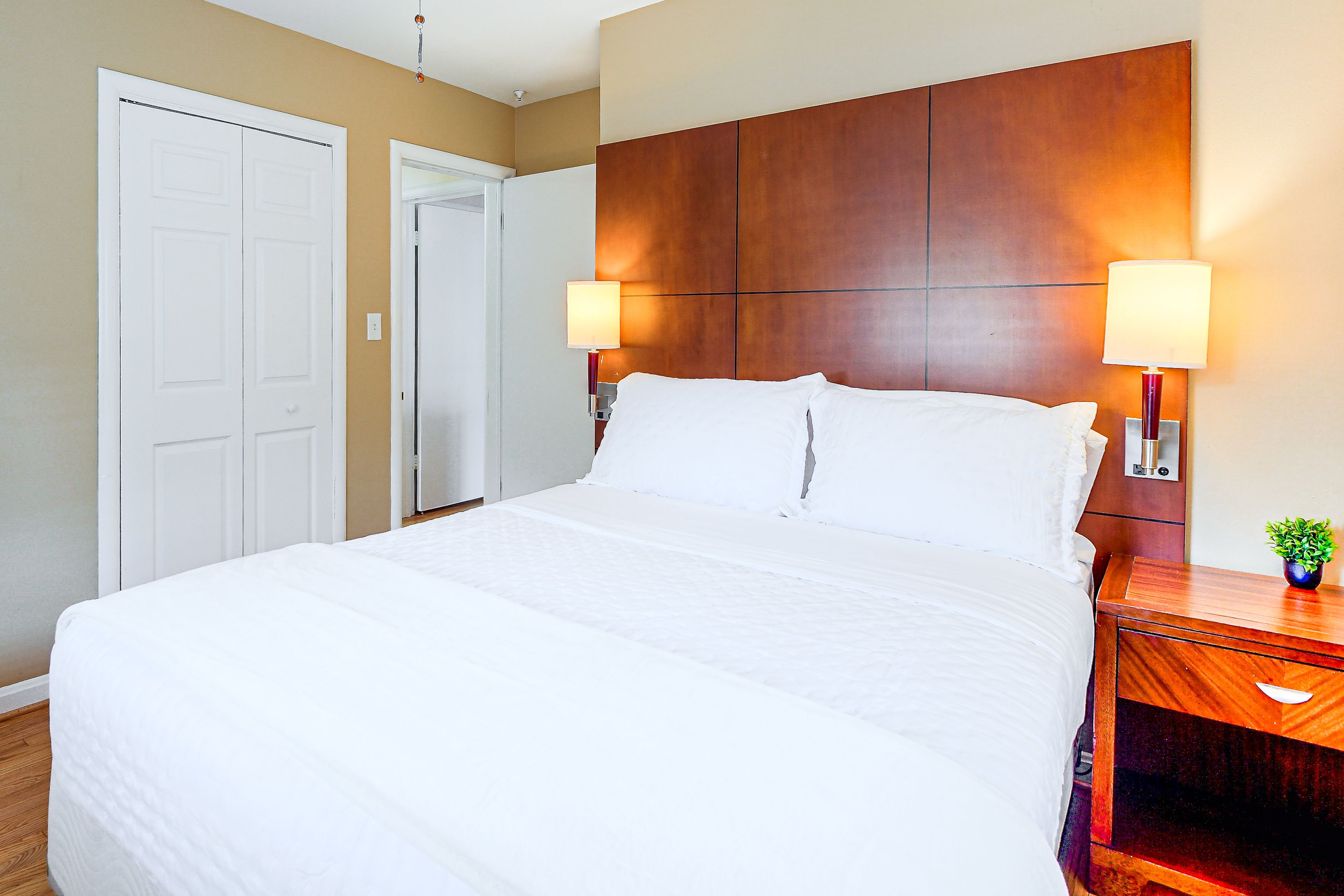 Bedroom | Queen Bed | Upper Floor