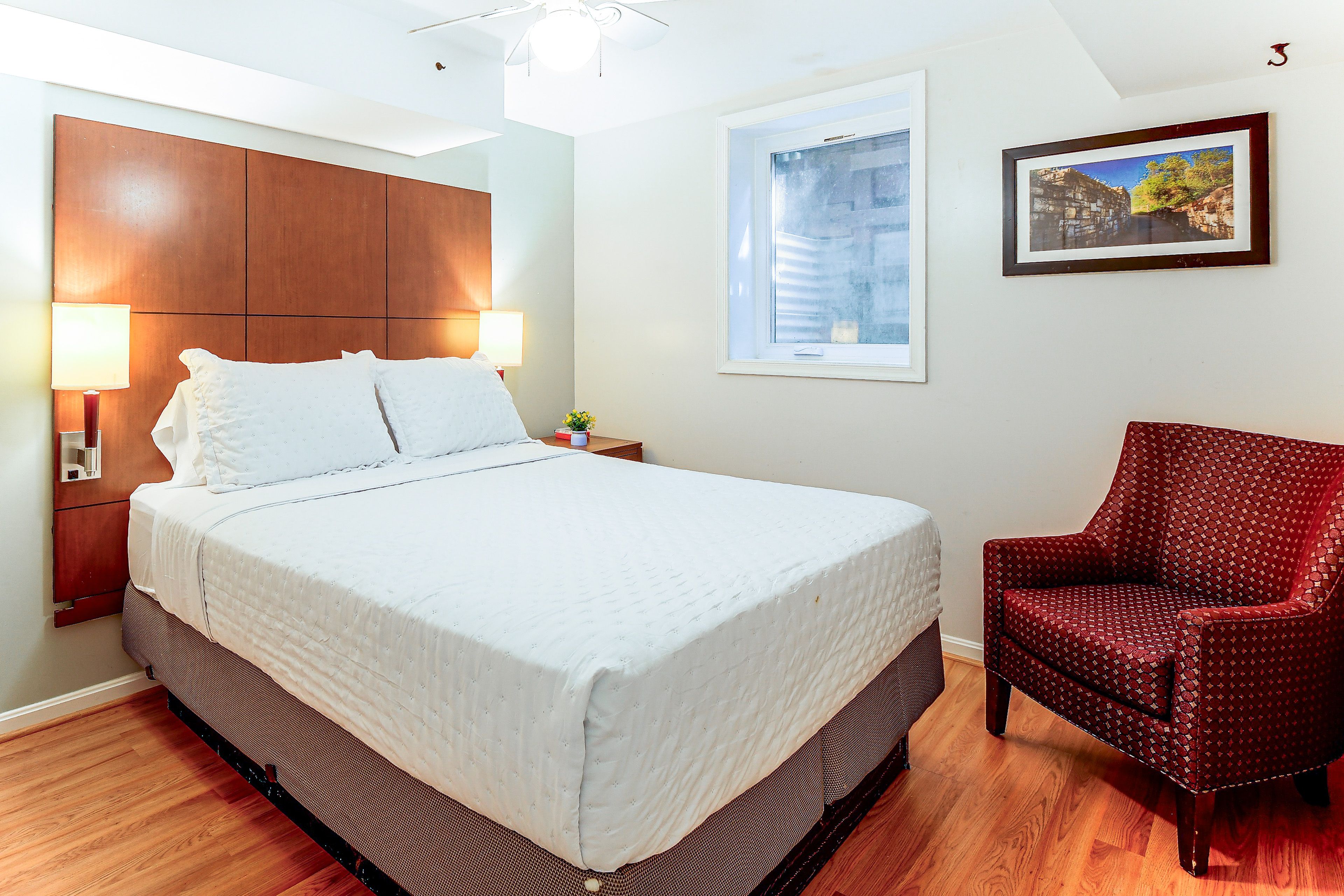 Bedroom | Queen Bed | Lower Floor