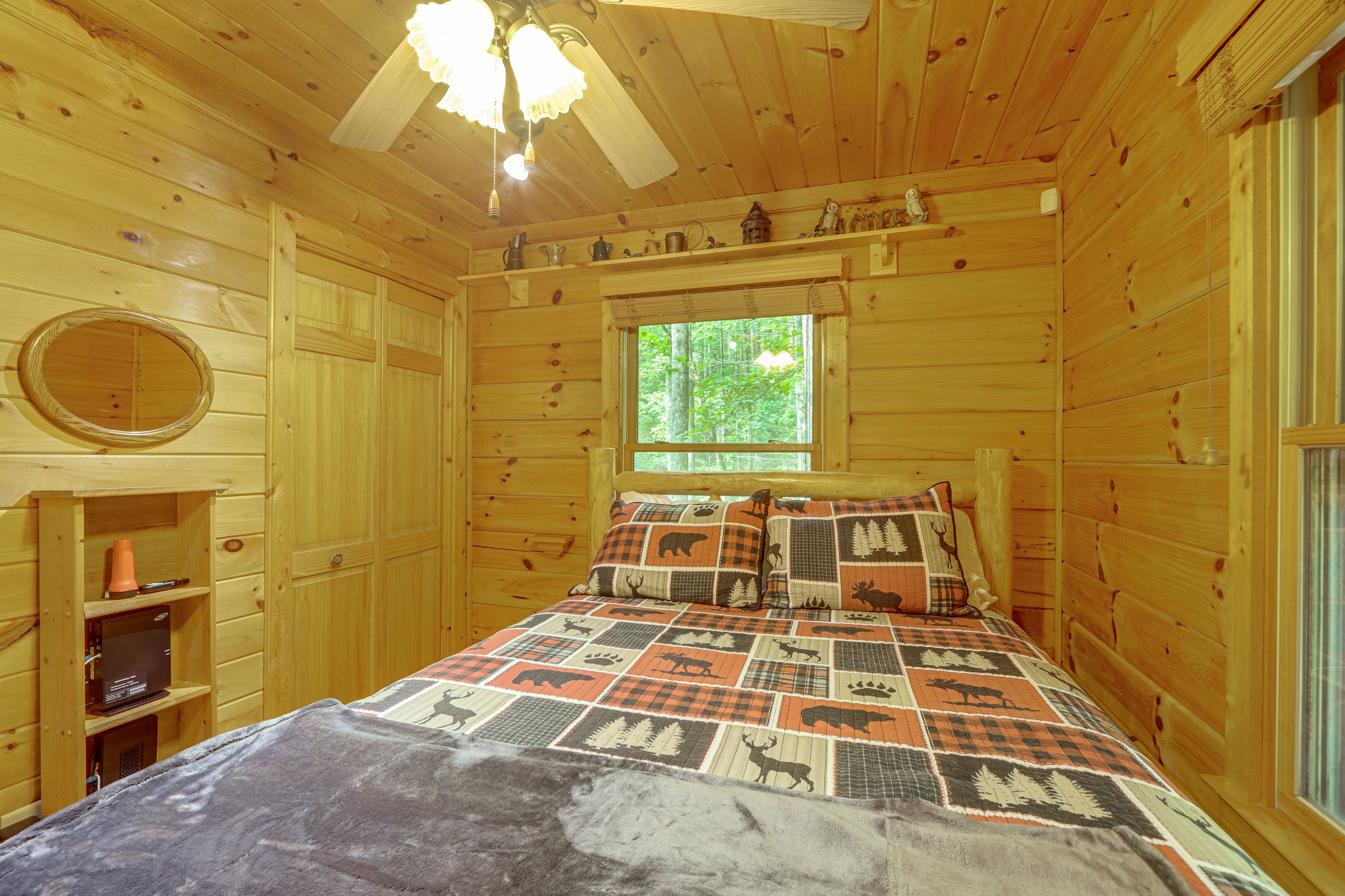 Bedroom | Queen Bed | Main Floor