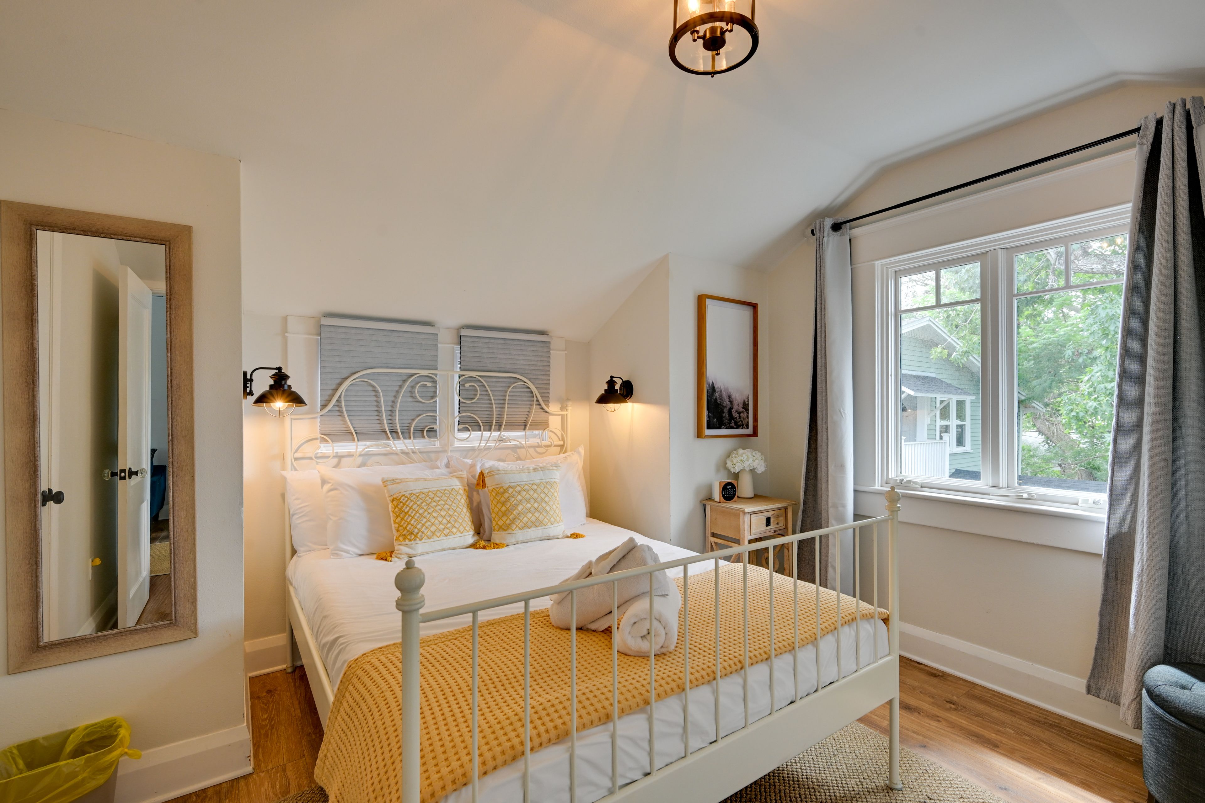 Bedroom 3 | Queen Bed