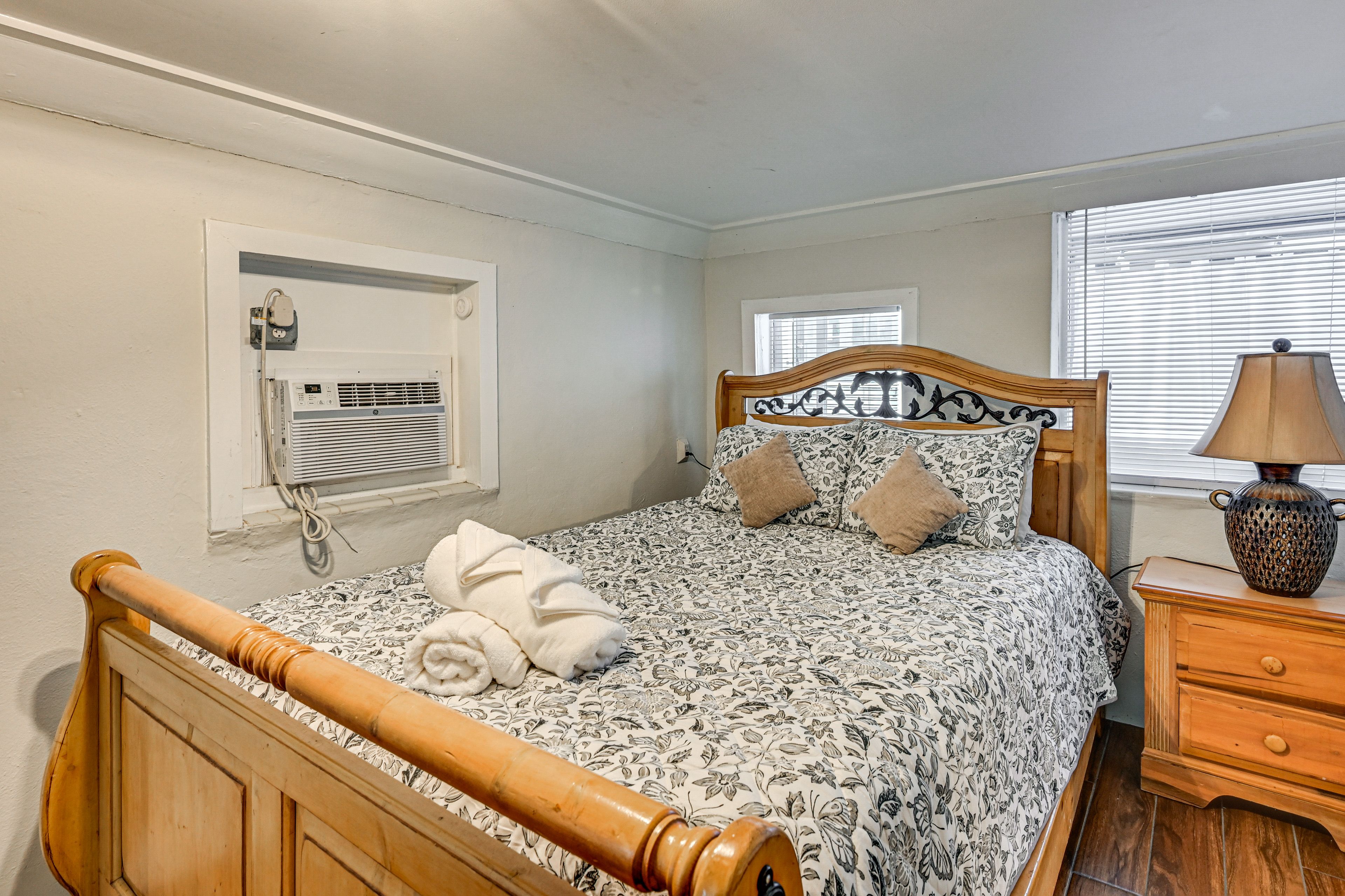 Bedroom | Queen Bed