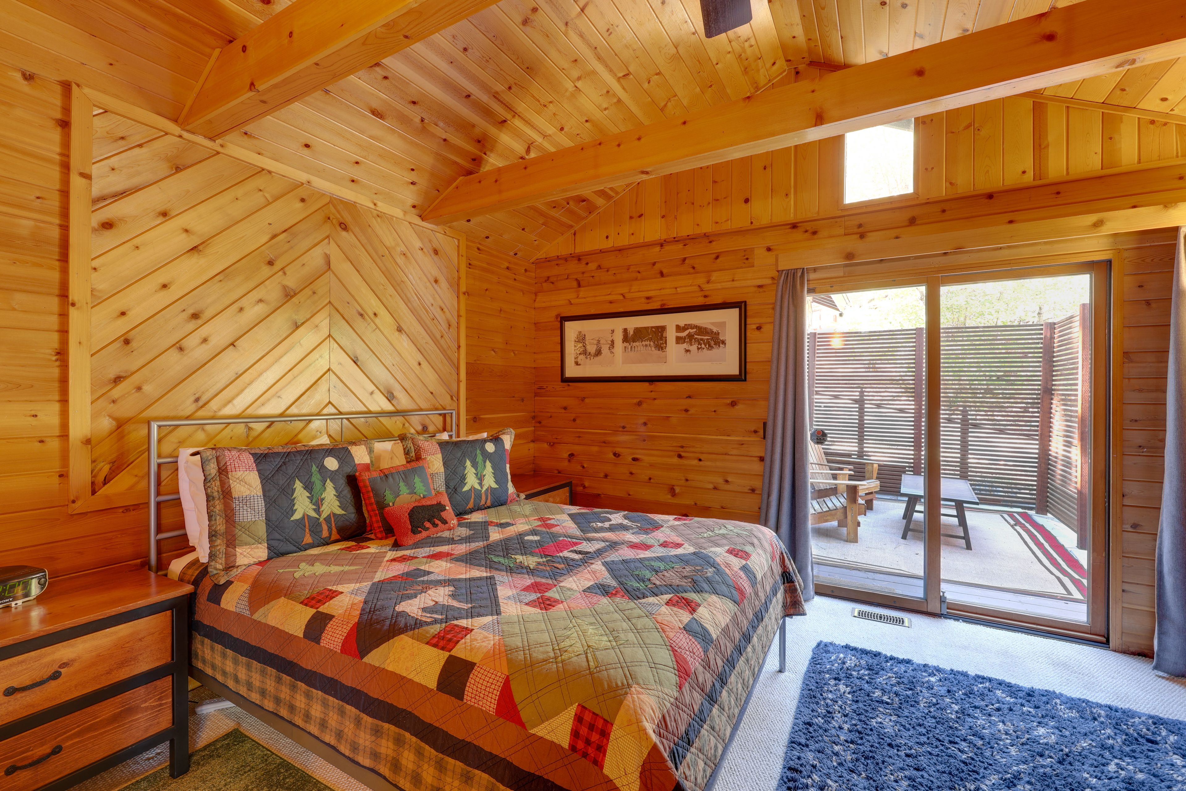 Bedroom | Queen Bed | Main Floor
