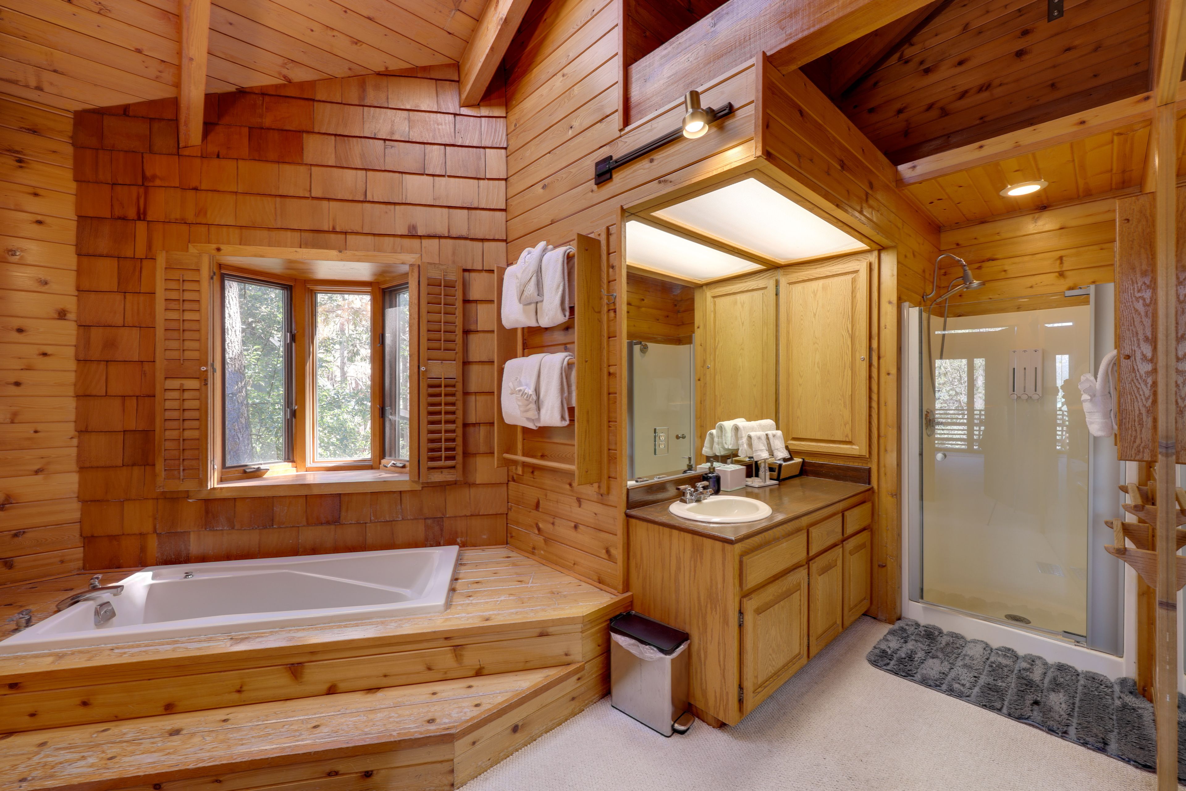 Full Bathroom | Soaking Tub | 2nd Floor