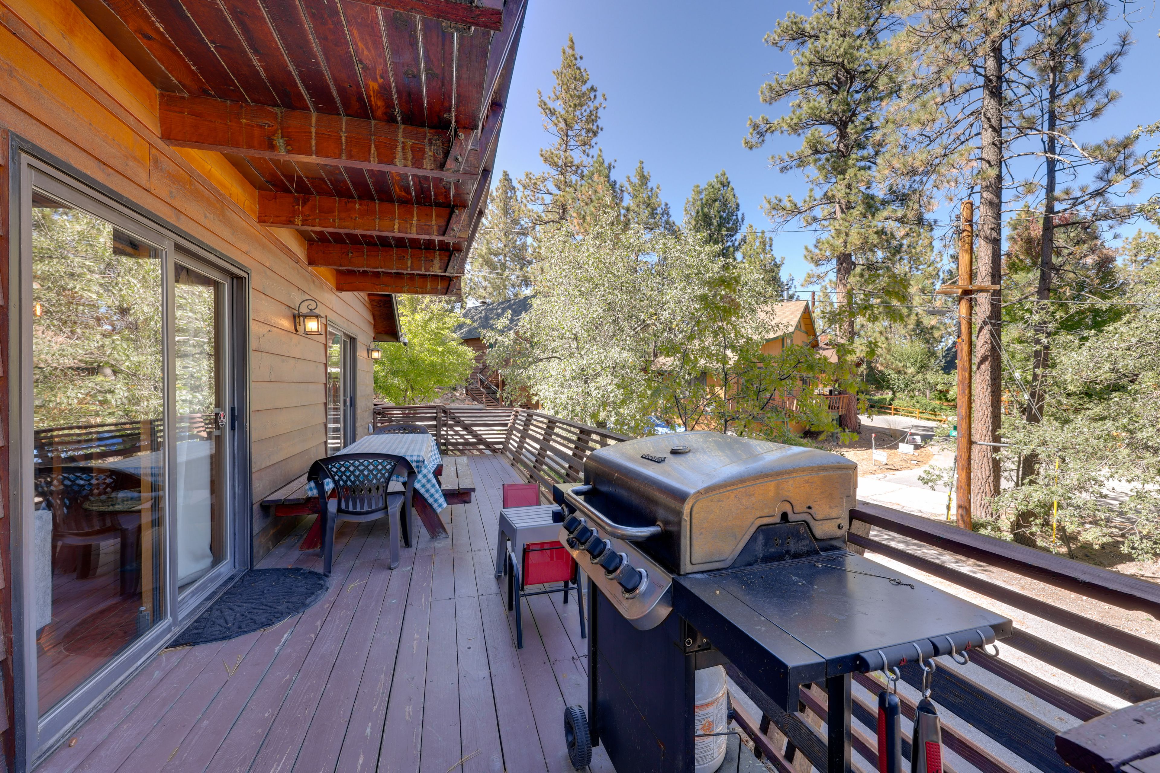 Wraparound Deck | Gas Grill | Outdoor Dining
