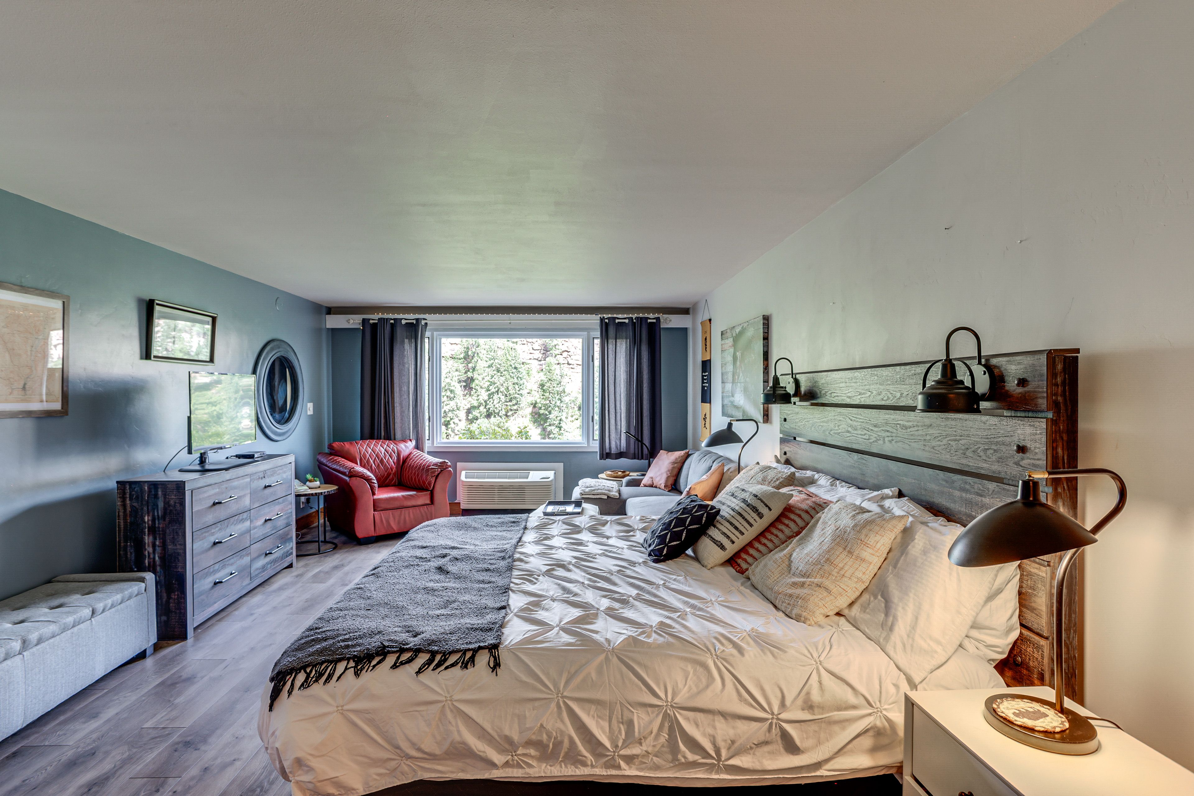 Studio | King Bed | Sleeper Sofa