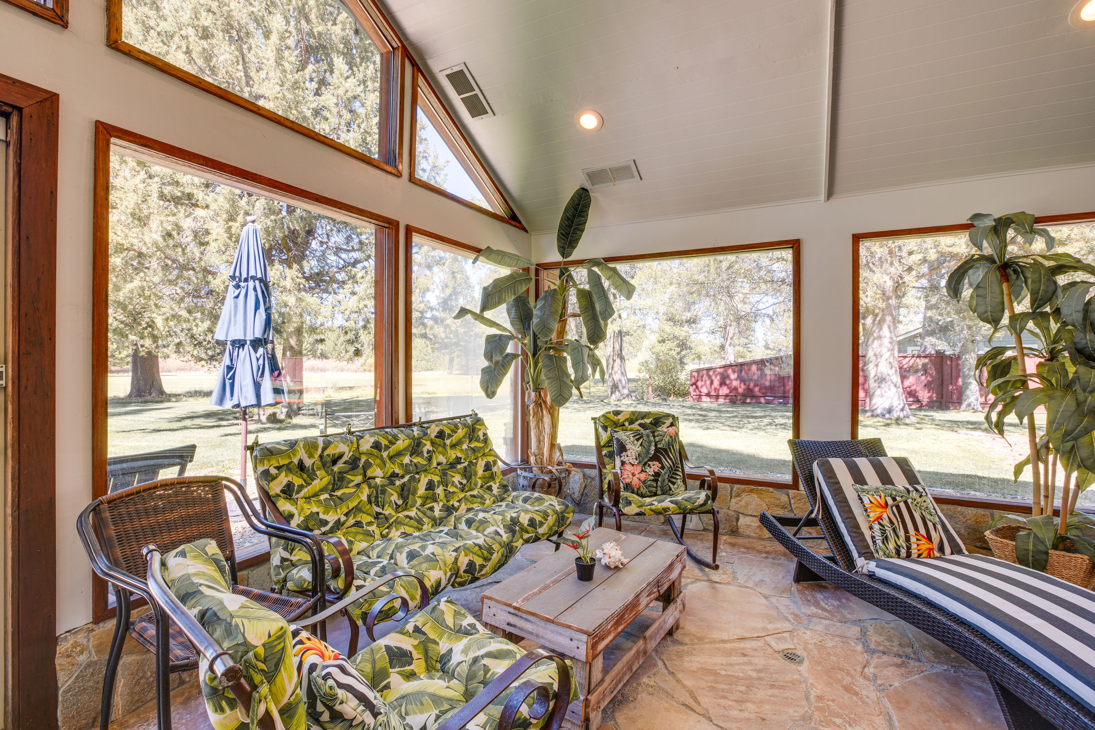Indoor Pool | Hot Tub | Ping-Pong Table | Basketball Game | Main Level