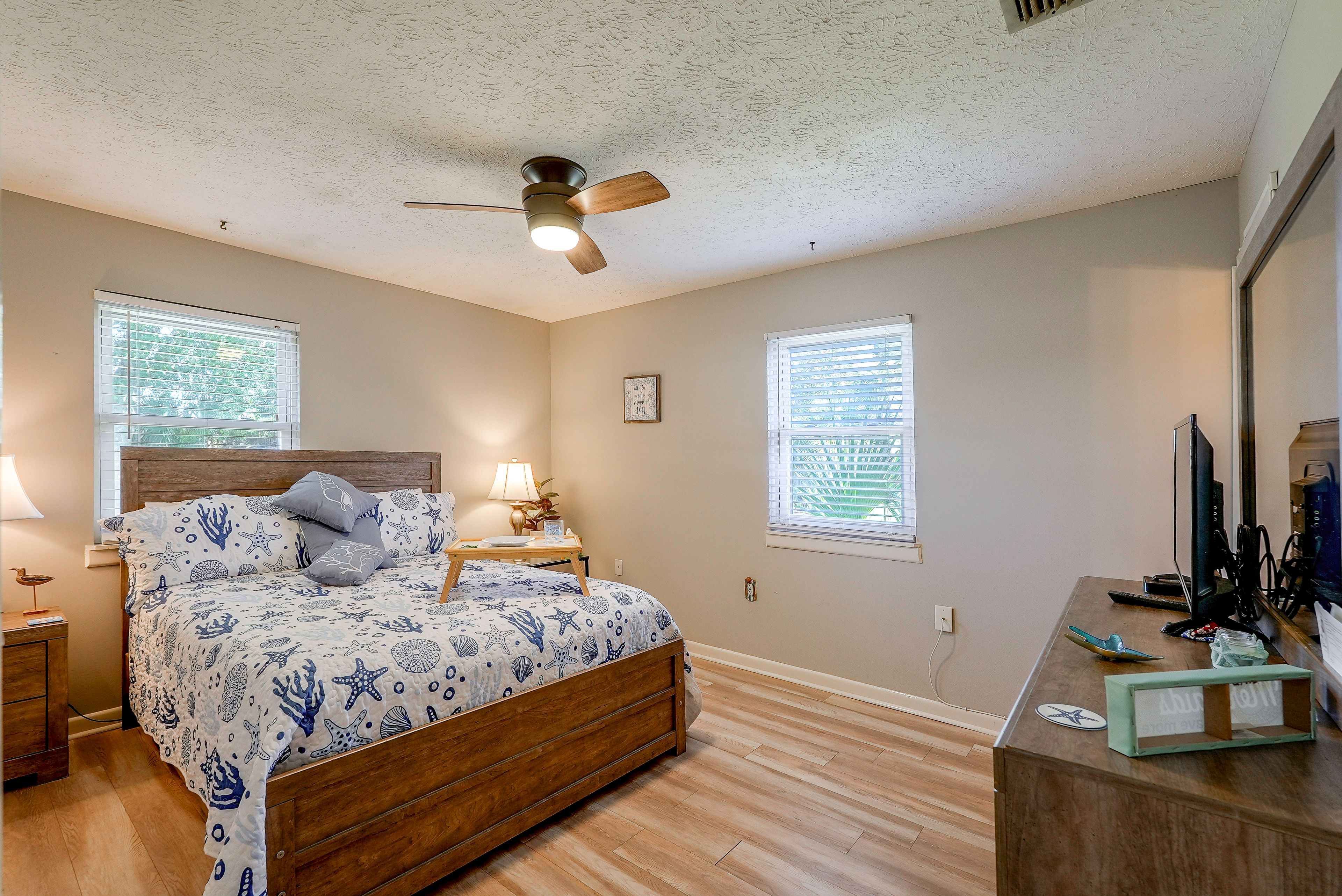 Bedroom 1 | Queen Bed