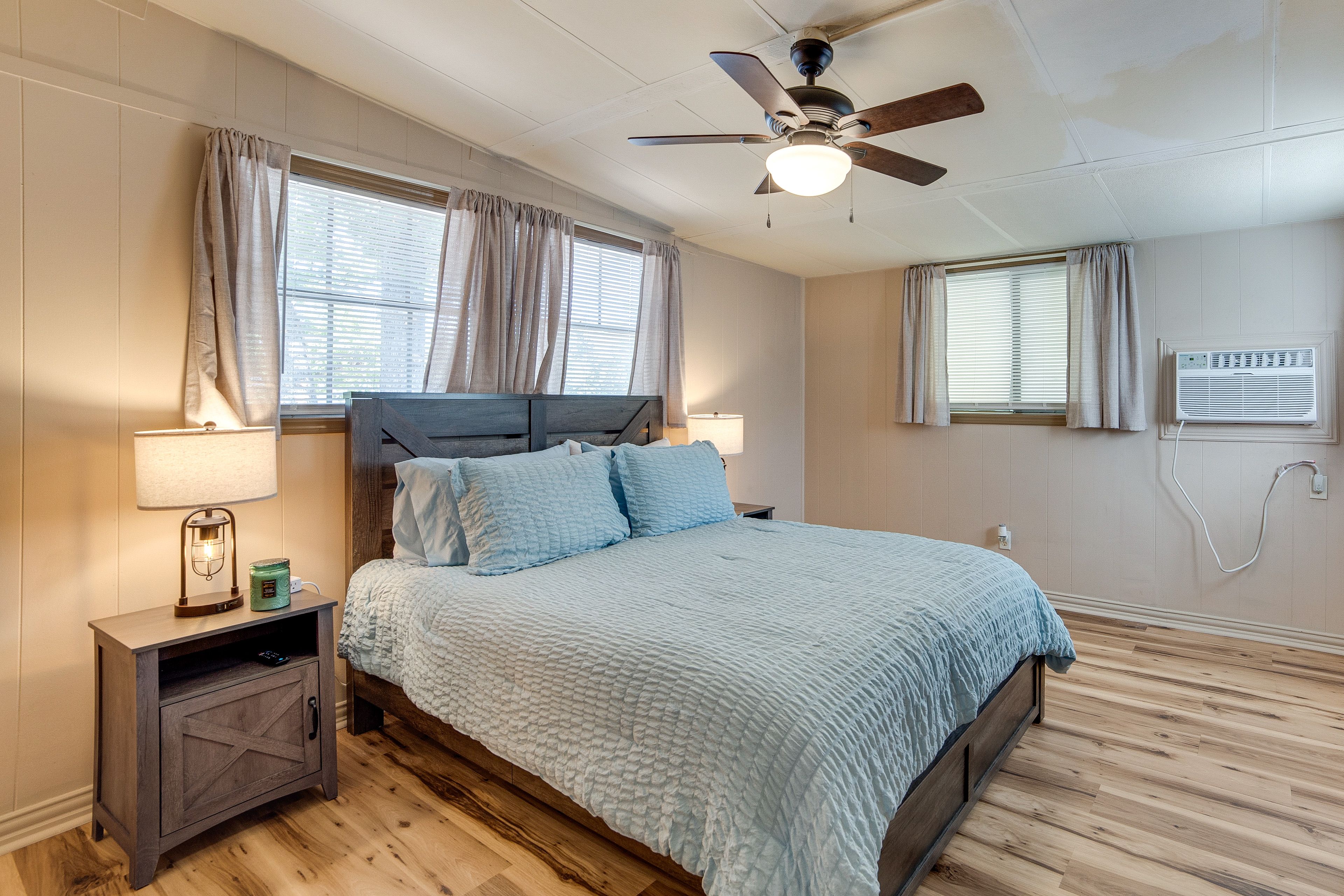 Bedroom 1 | Queen Bed