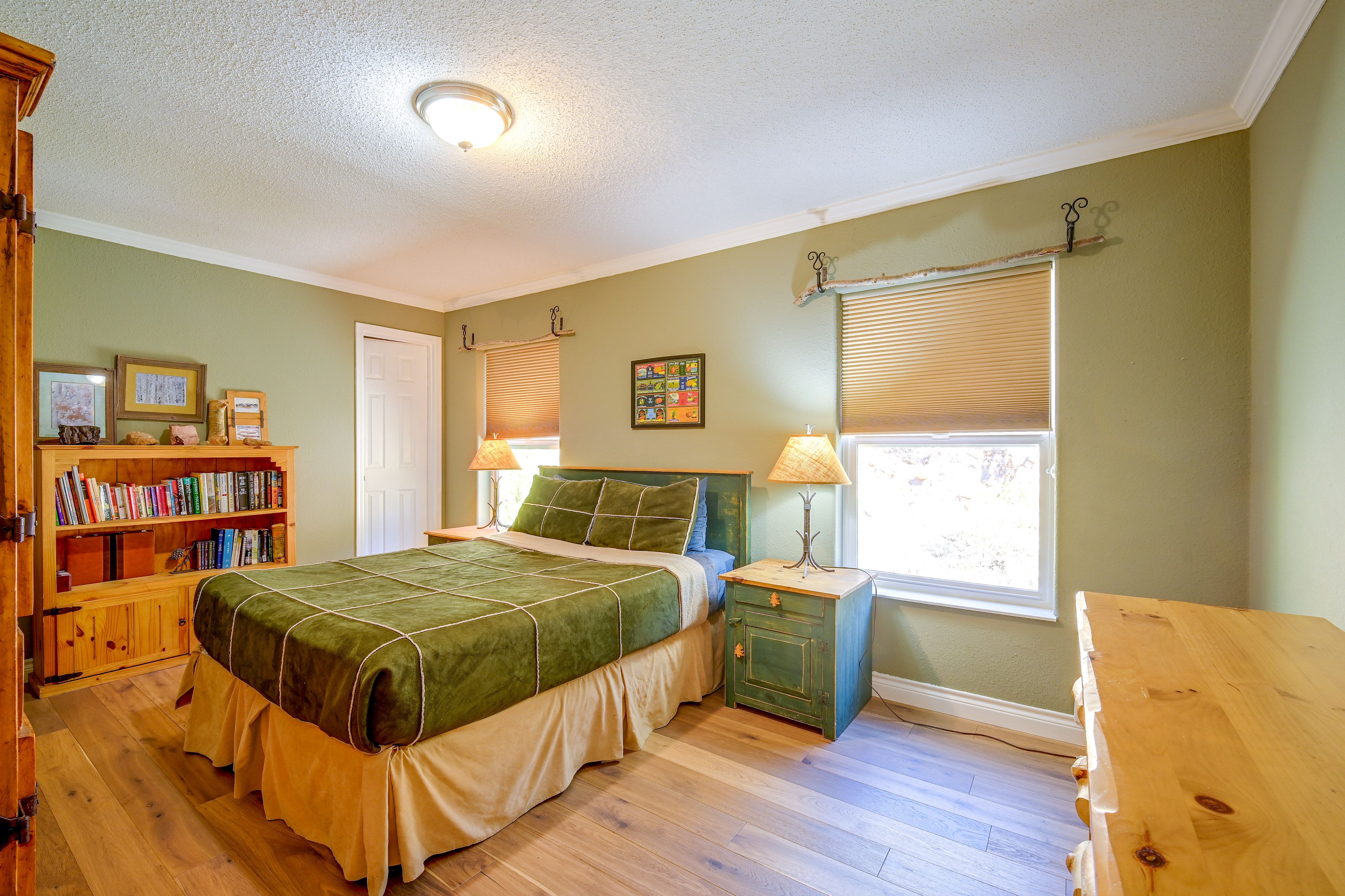 Bedroom 2 | Queen Bed