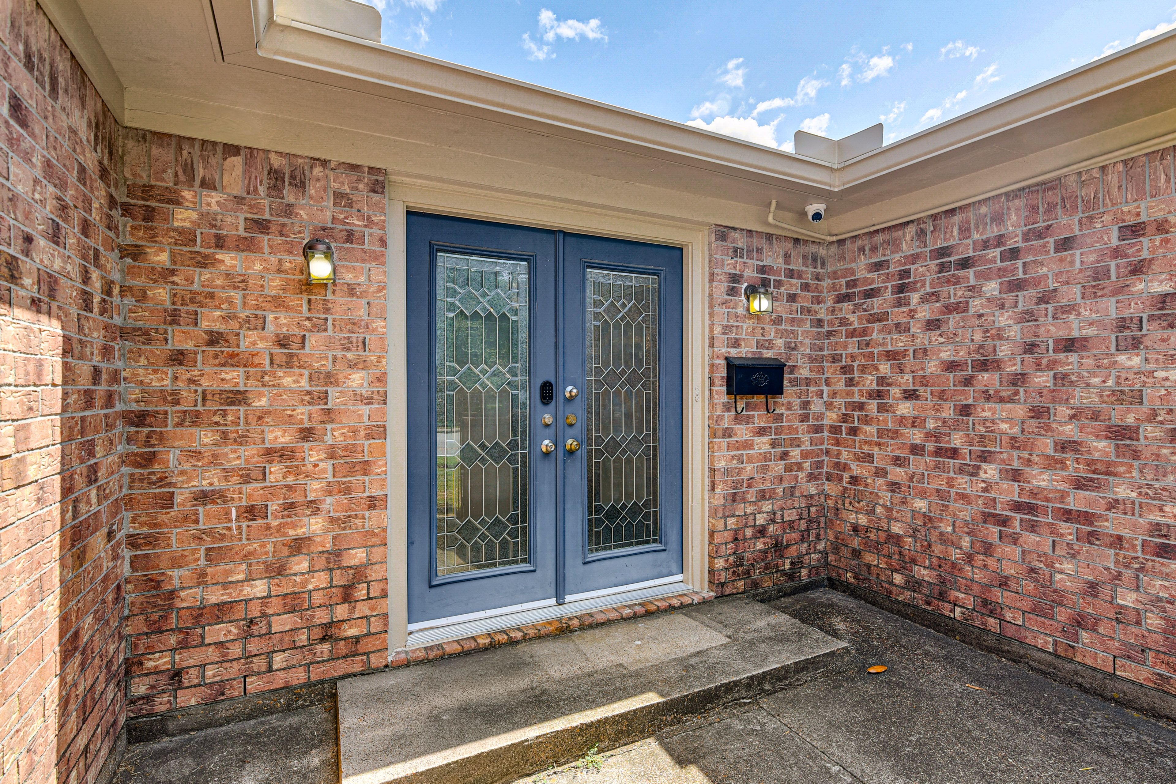 Exterior | Driveway (2 Vehicles) | Garage (2 Vehicles)