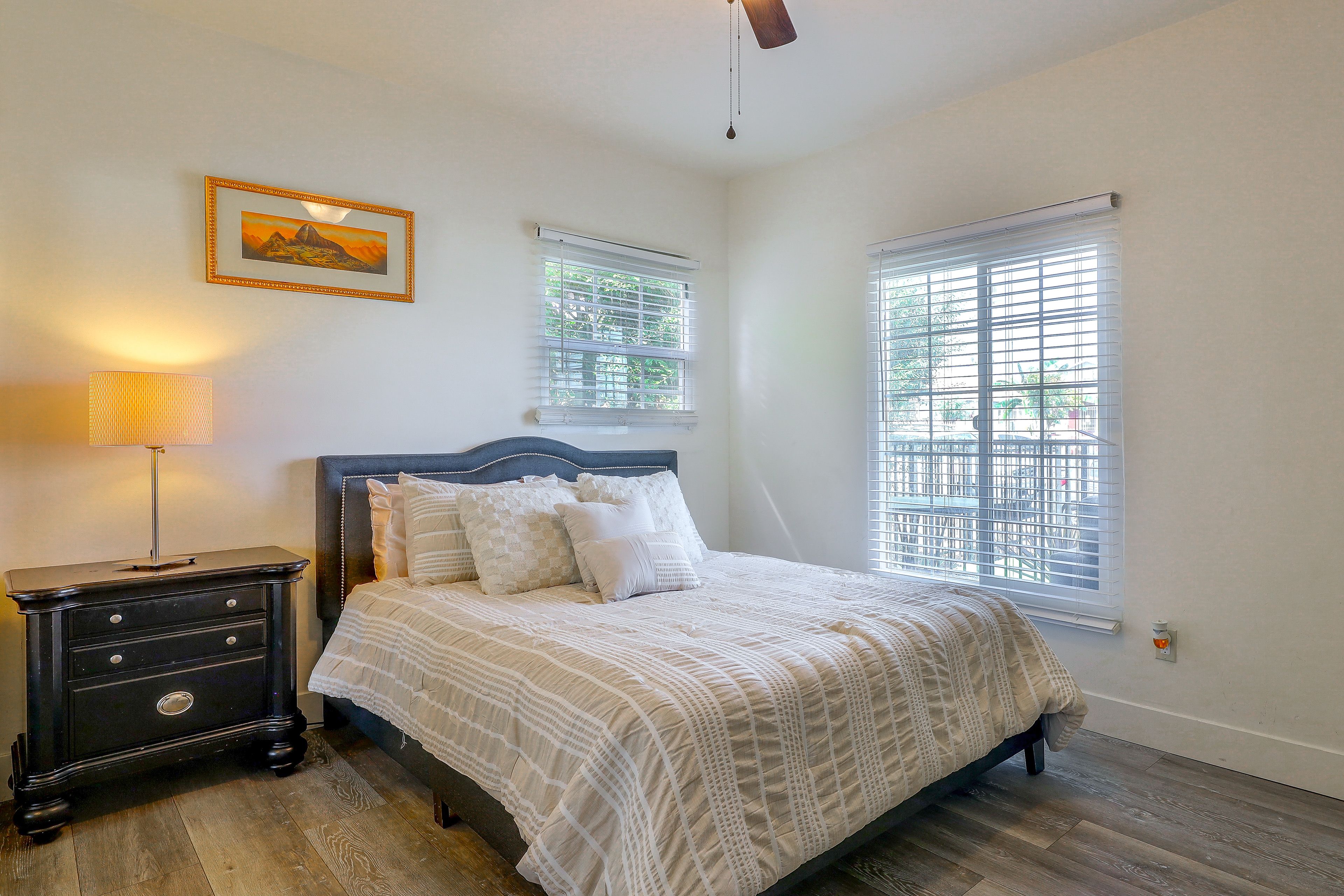 Bedroom | Queen Bed | Smart TV