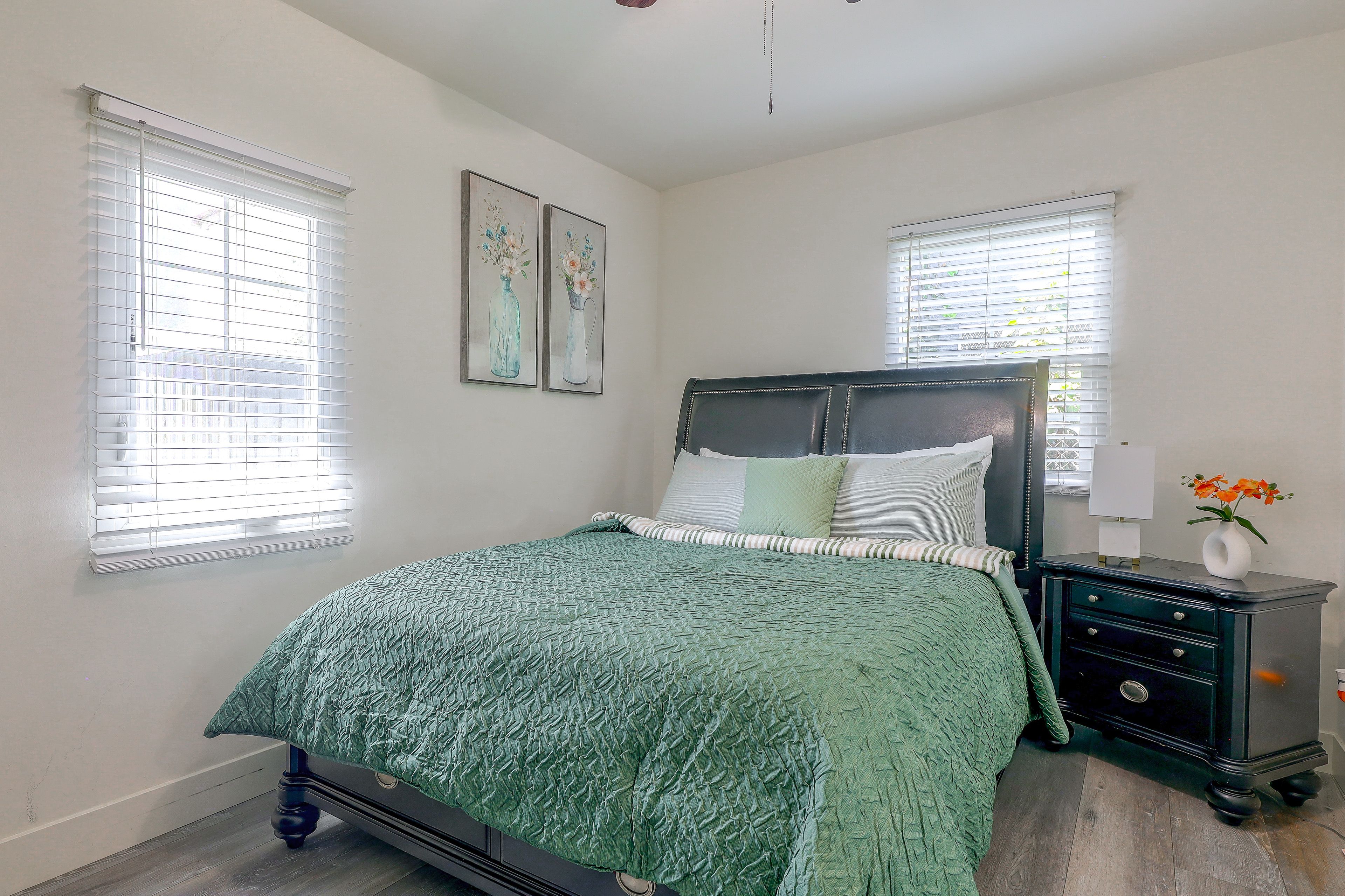 Bedroom | Queen Bed | Smart TV