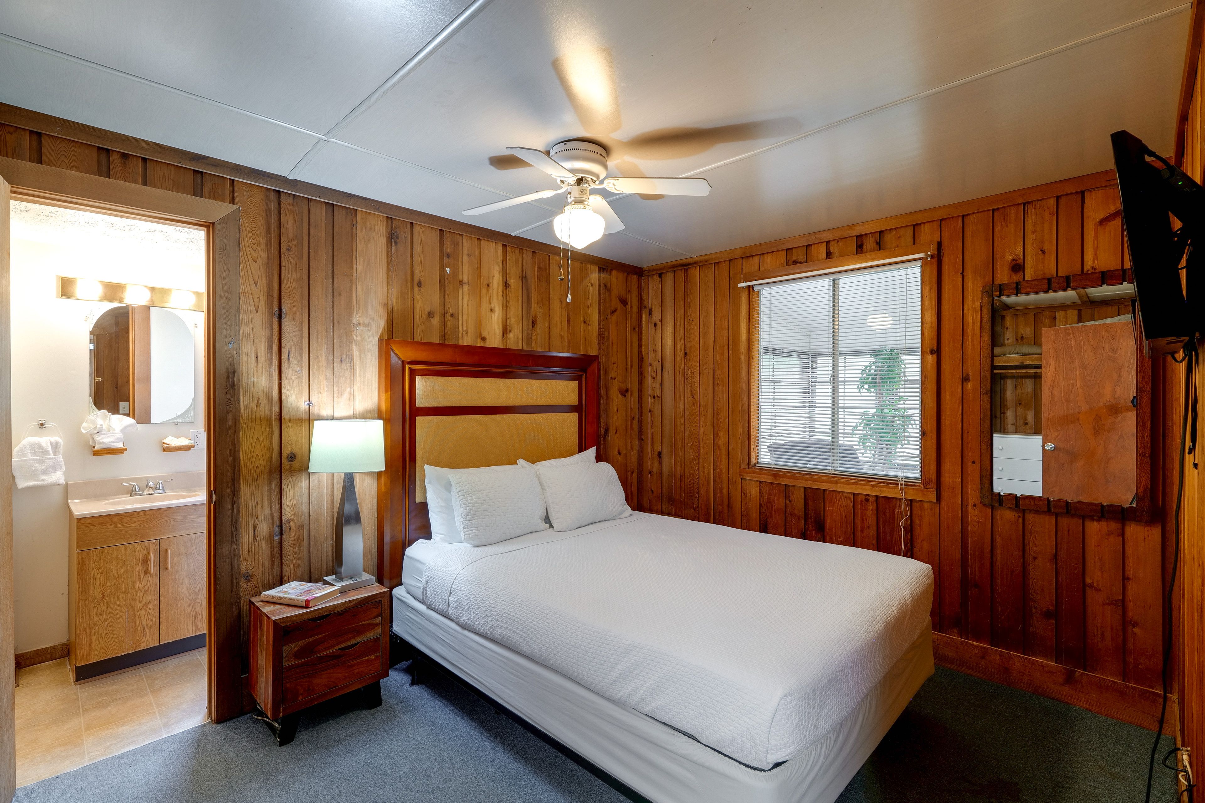 Bedroom 1 | Queen Bed