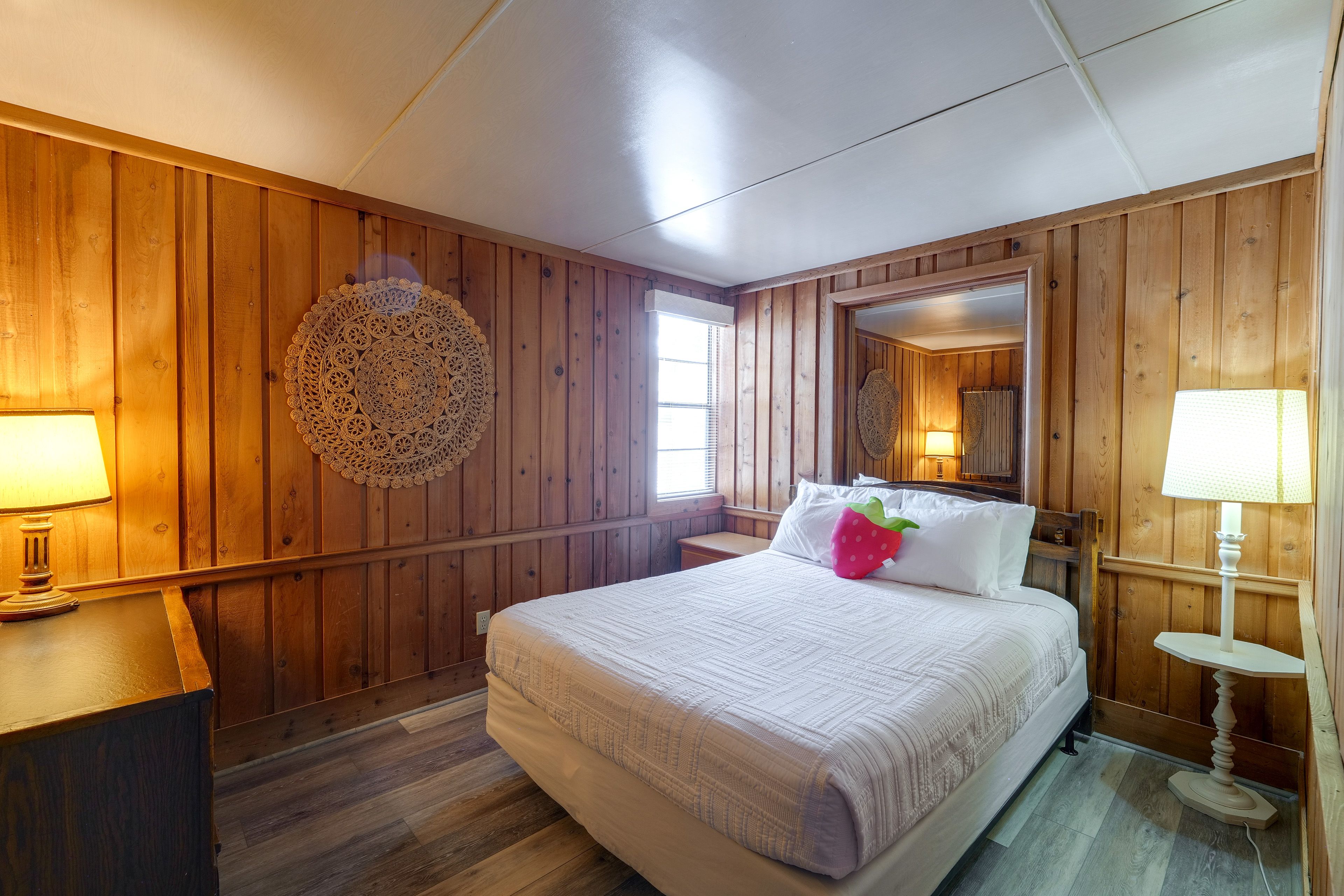 Bedroom | Queen Bed