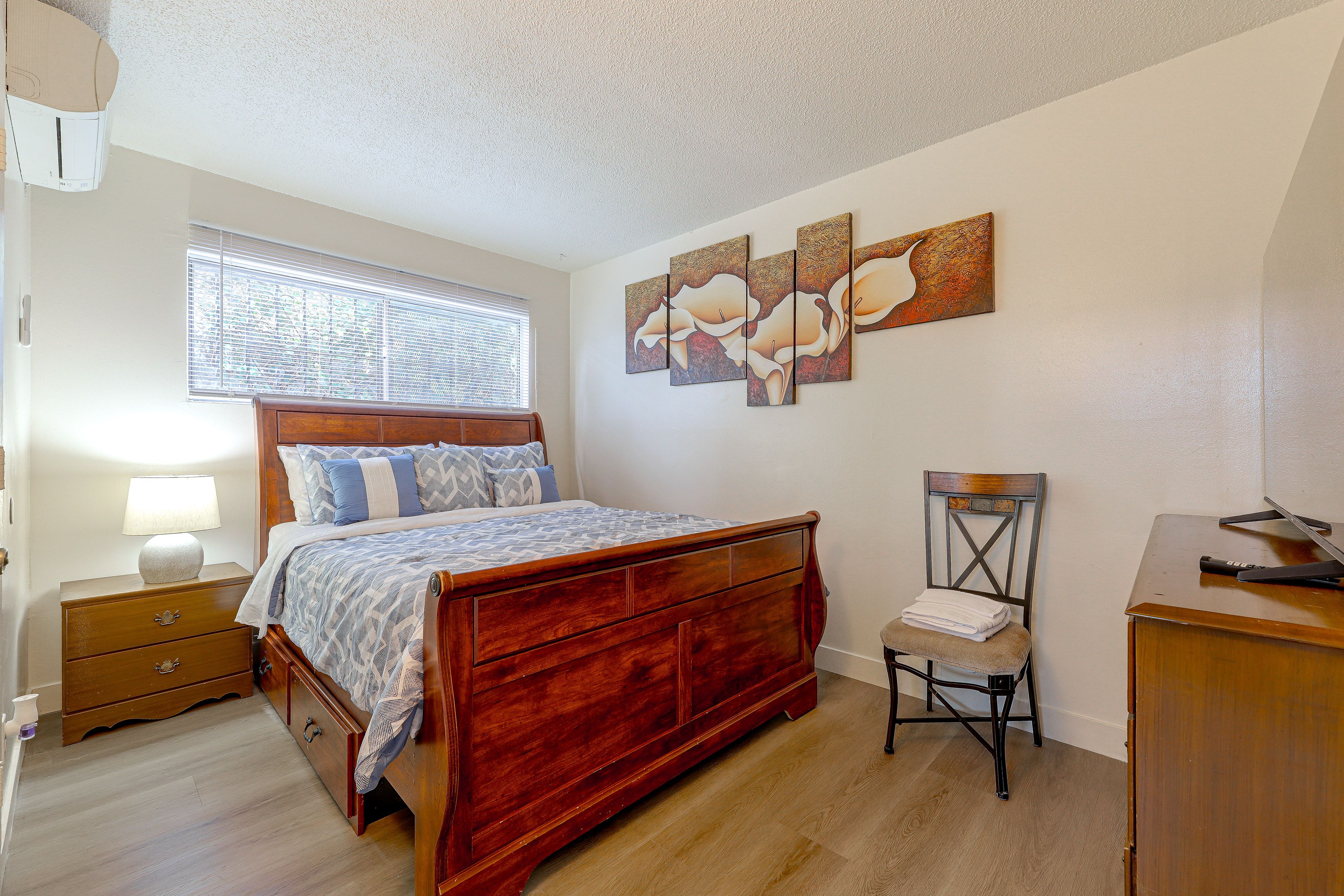Bedroom | Queen Bed | Smart TV