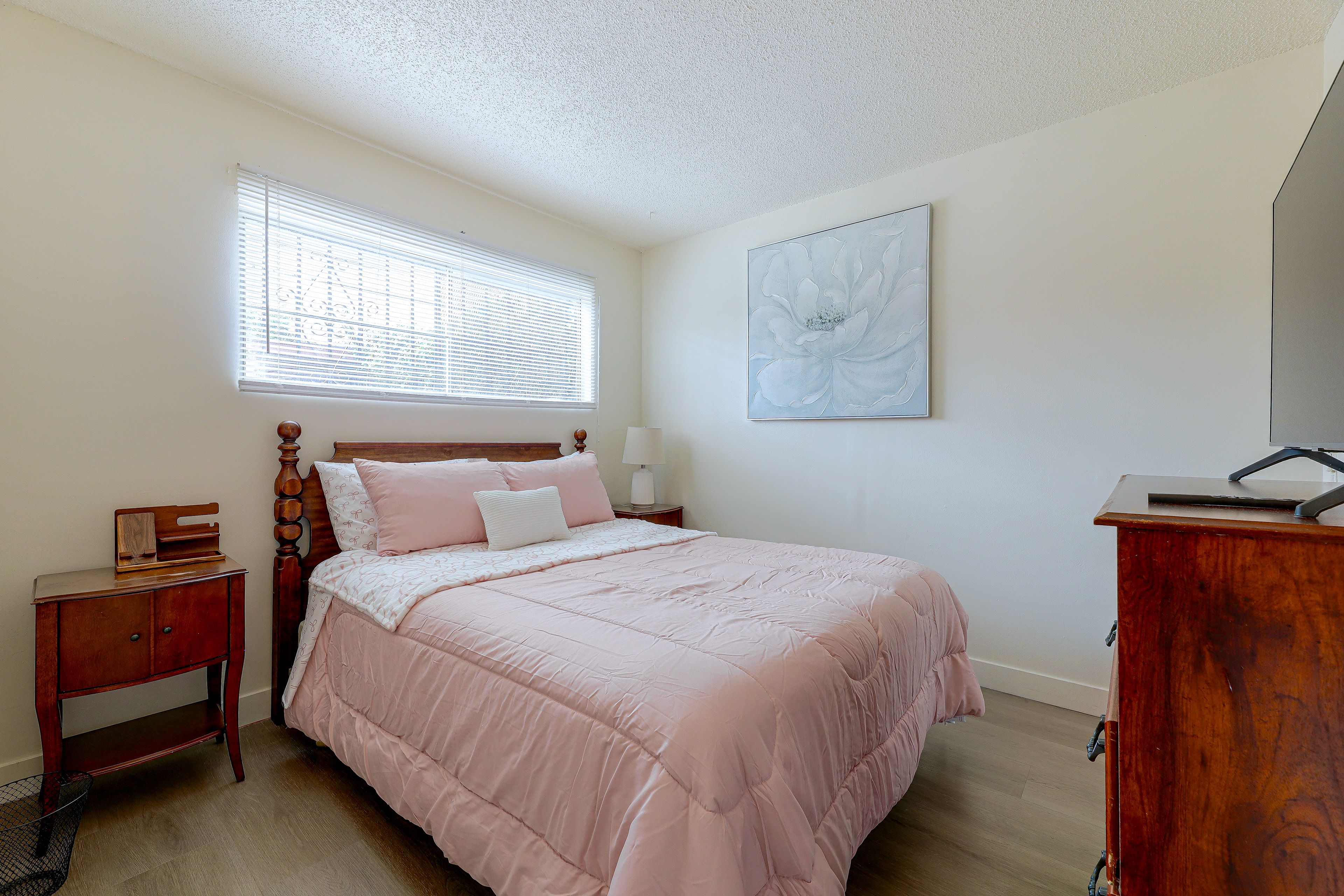 Bedroom | Queen Bed | Smart TV