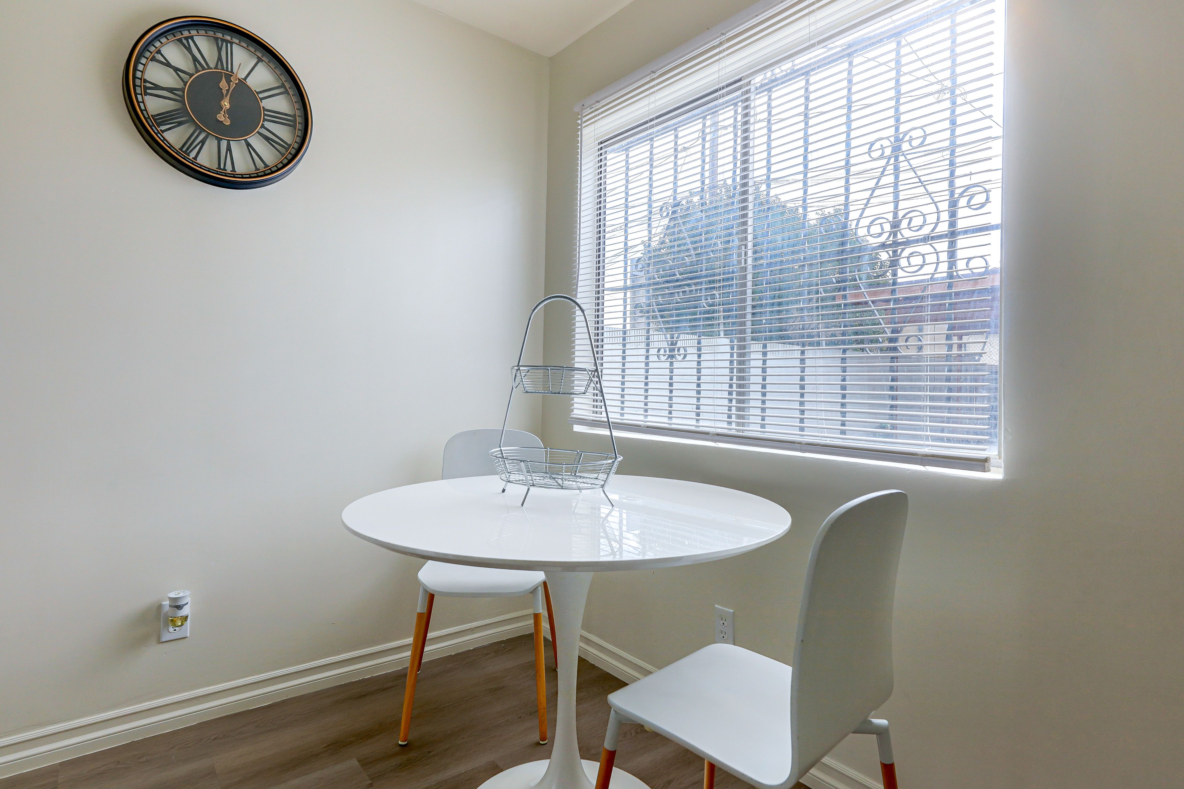 Dining Area | Dishware/Flatware Provided