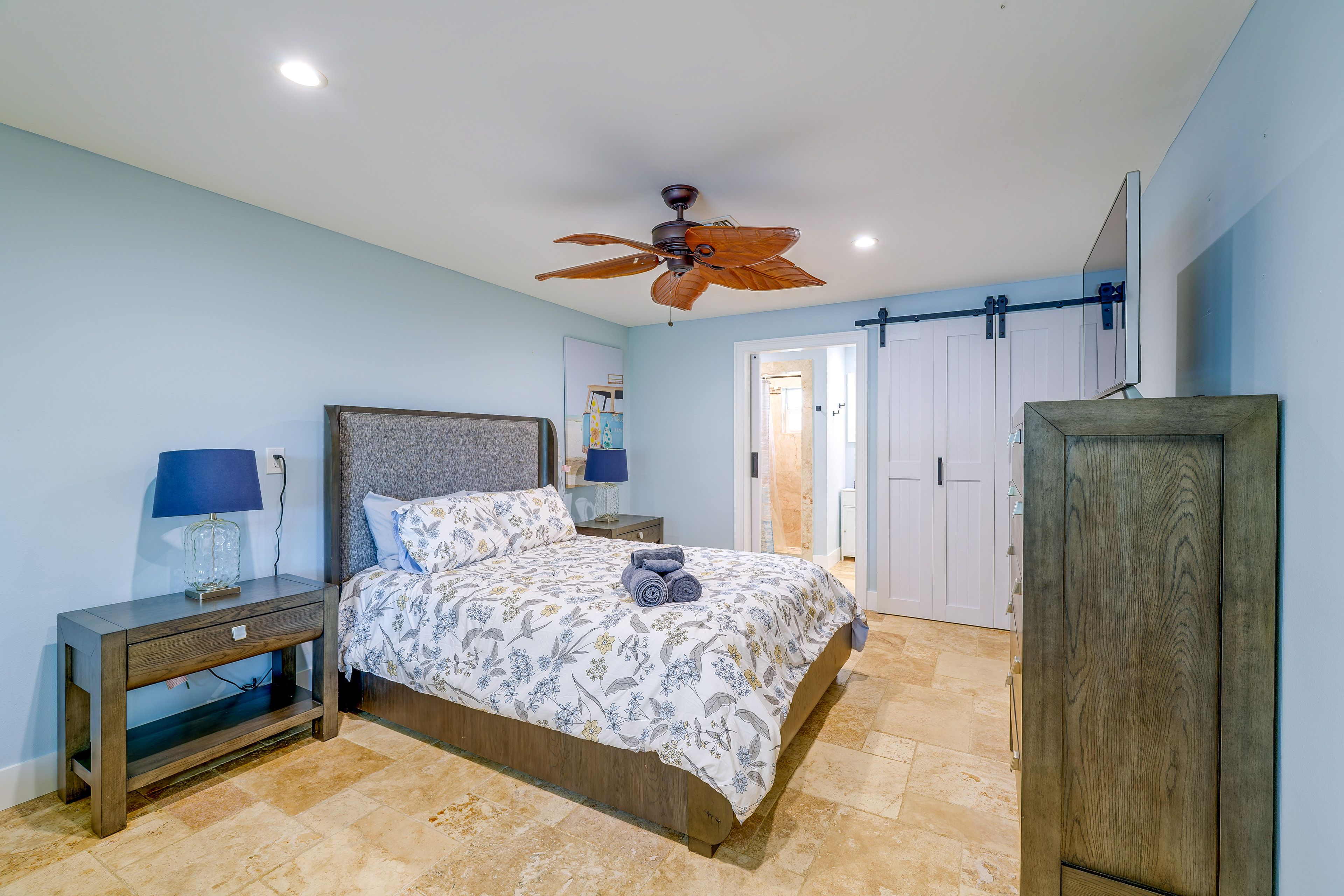 Bedroom 1 | Queen Bed