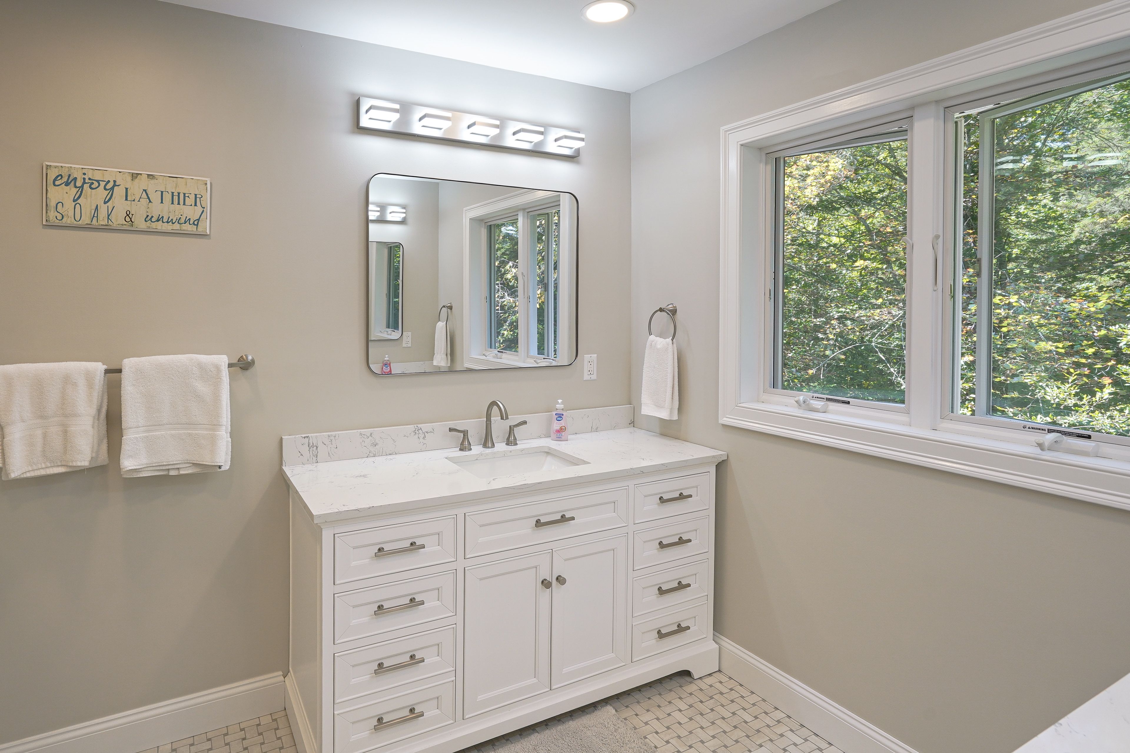 Full Bathroom | 2nd Floor