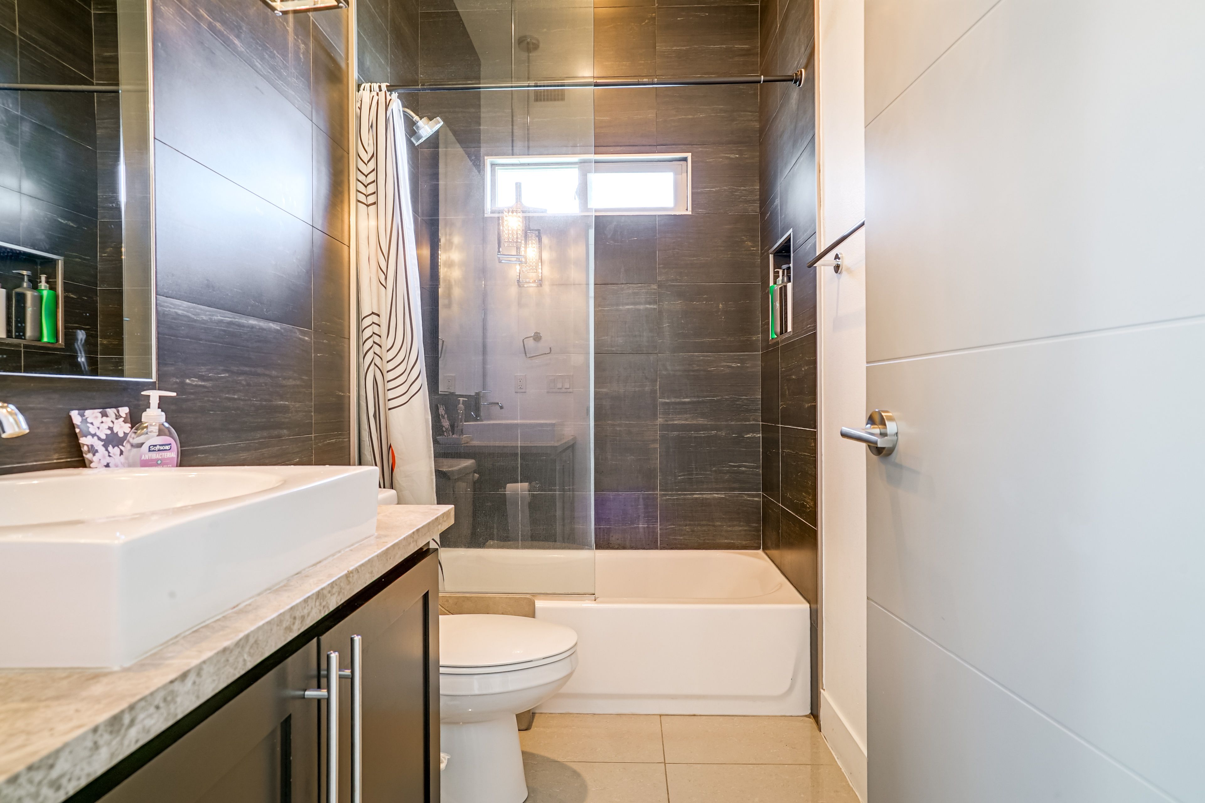 Full Bathroom | 2nd Floor