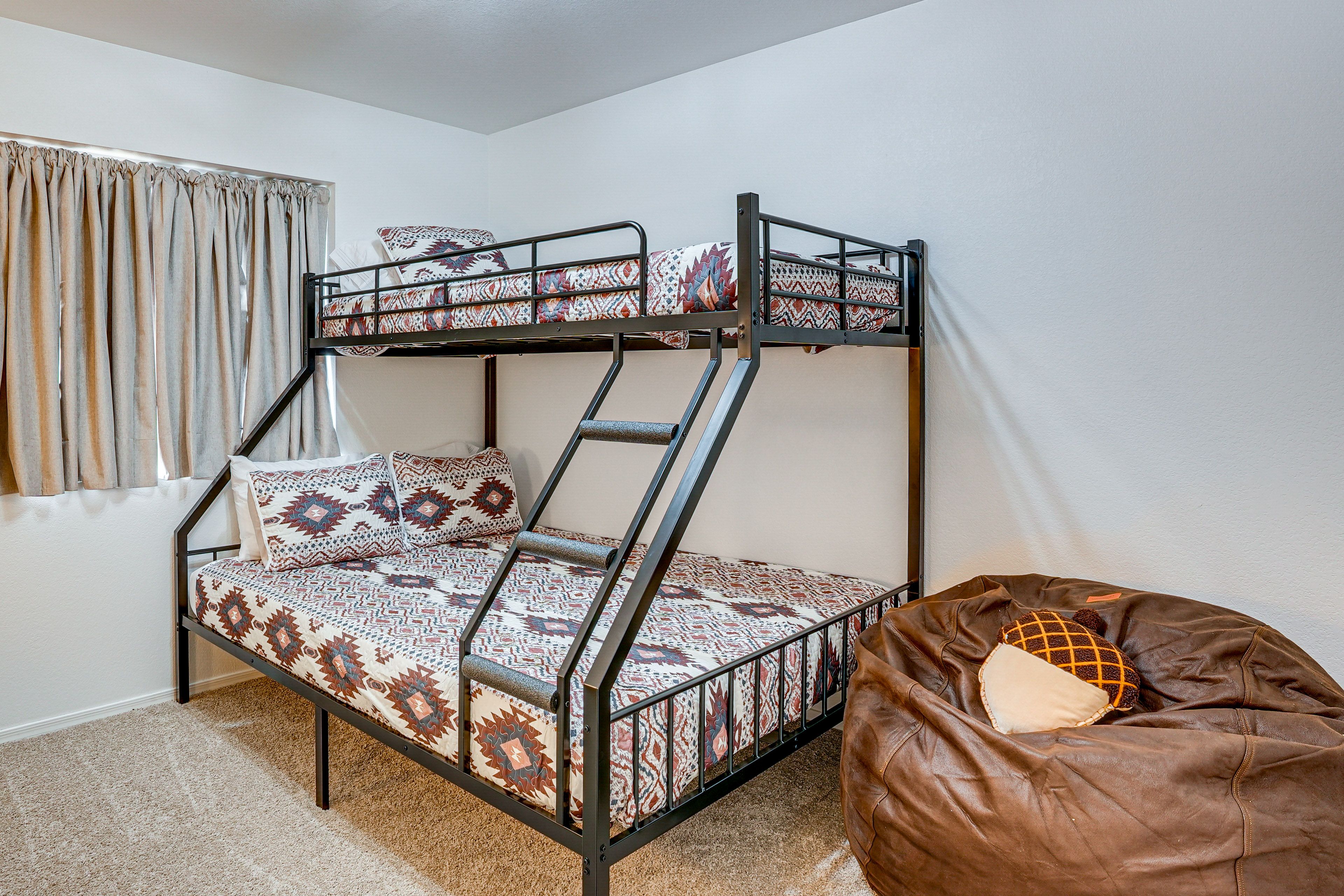 Bedroom 3 | Twin/Queen Bunk Bed
