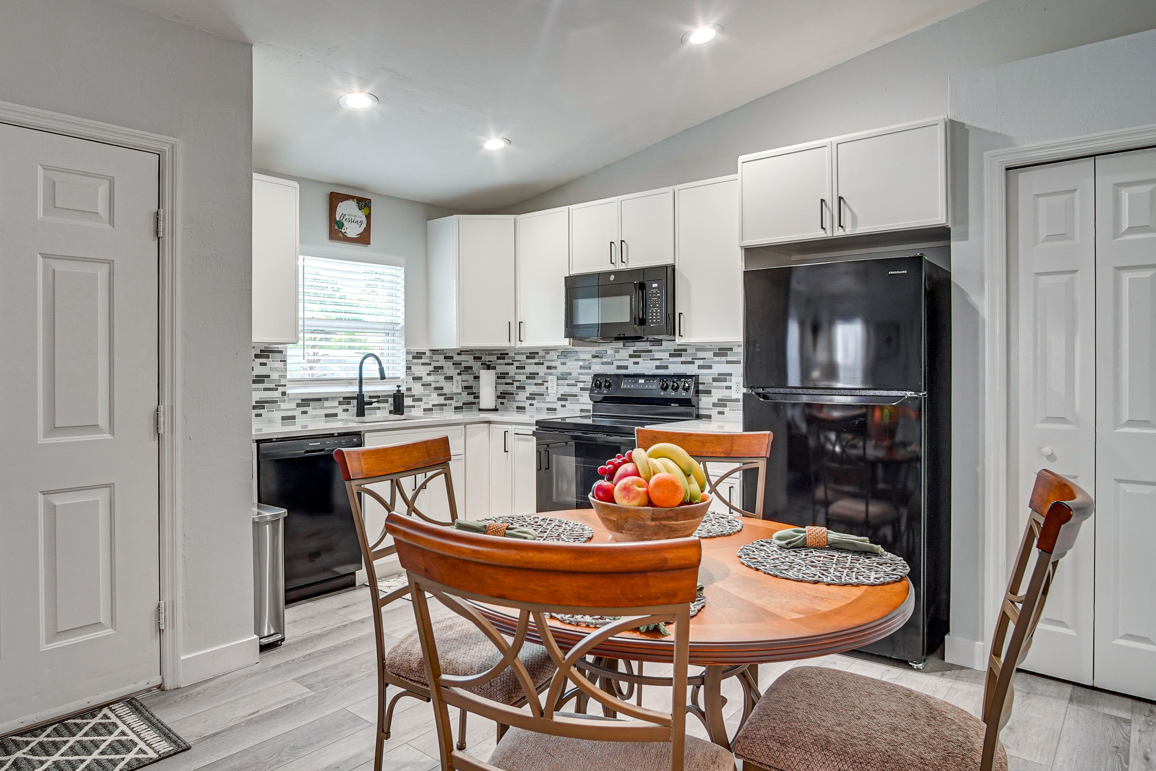 Kitchen & Dining Area