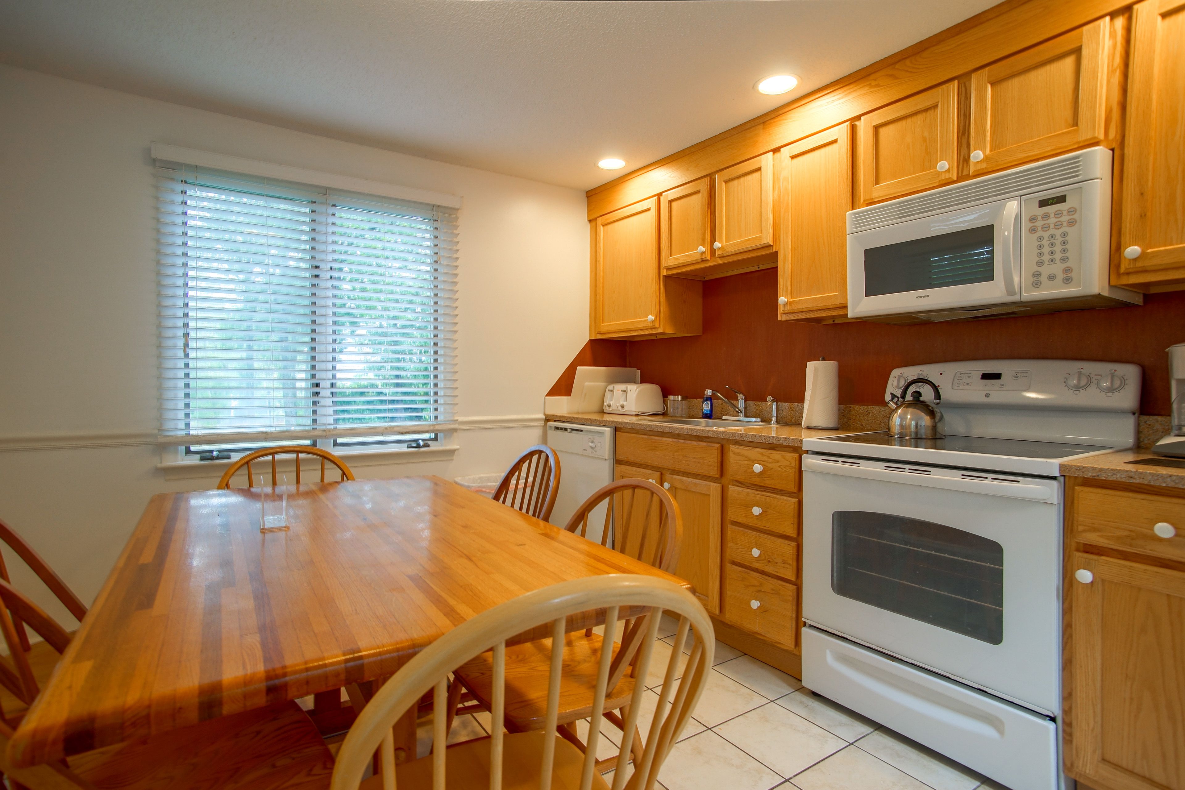 Kitchen & Dining Area