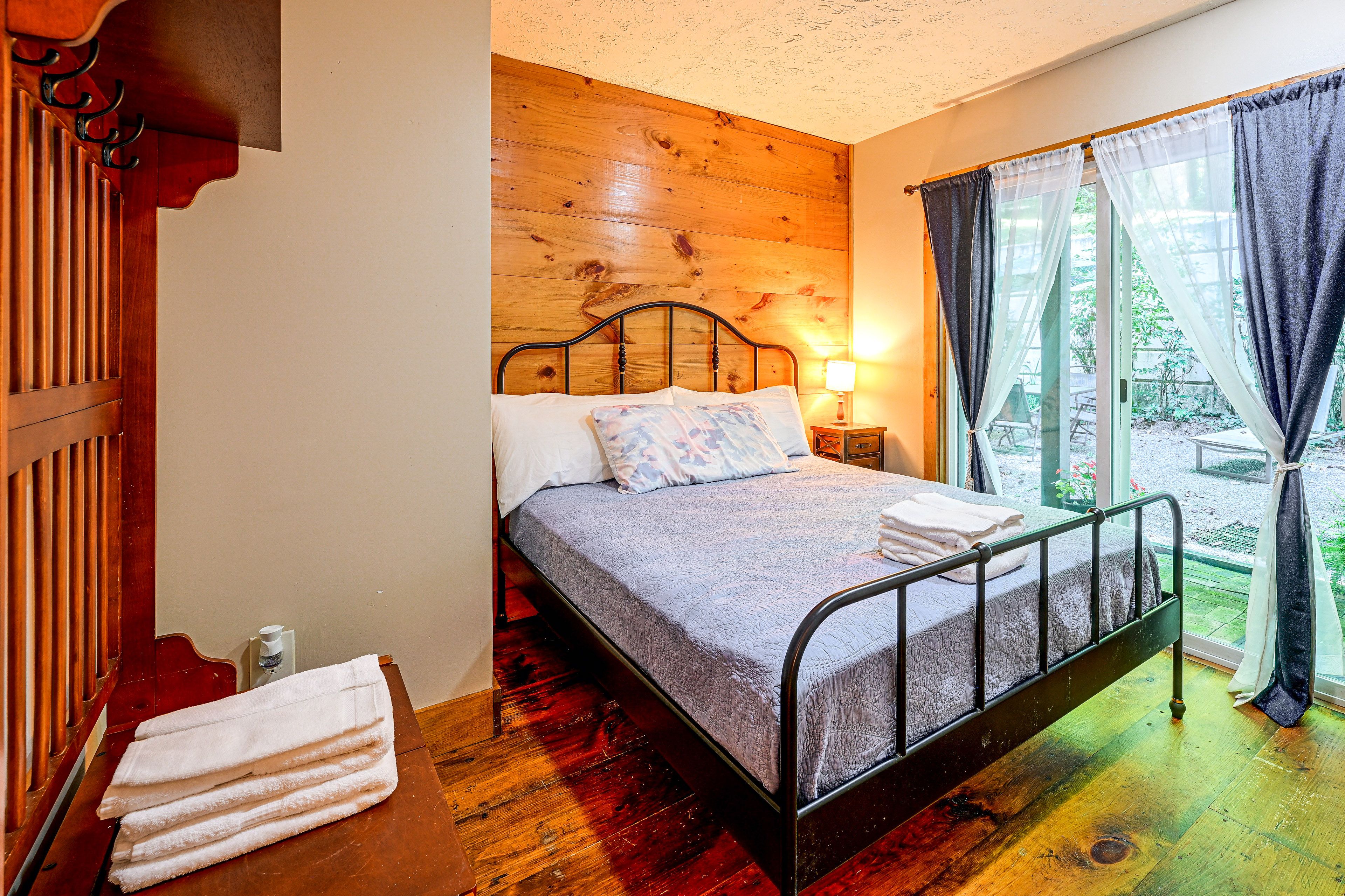 Bedroom 2 | Queen Bed