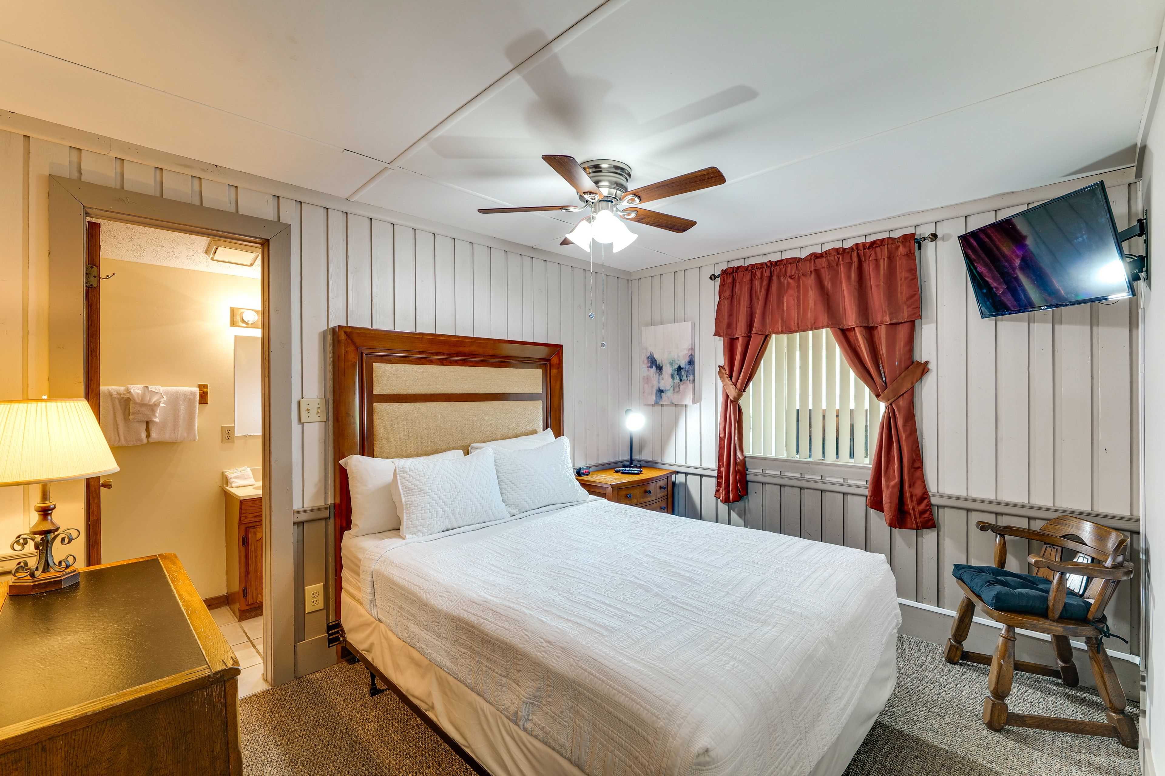 Bedroom | Queen Bed | En-Suite Bathroom