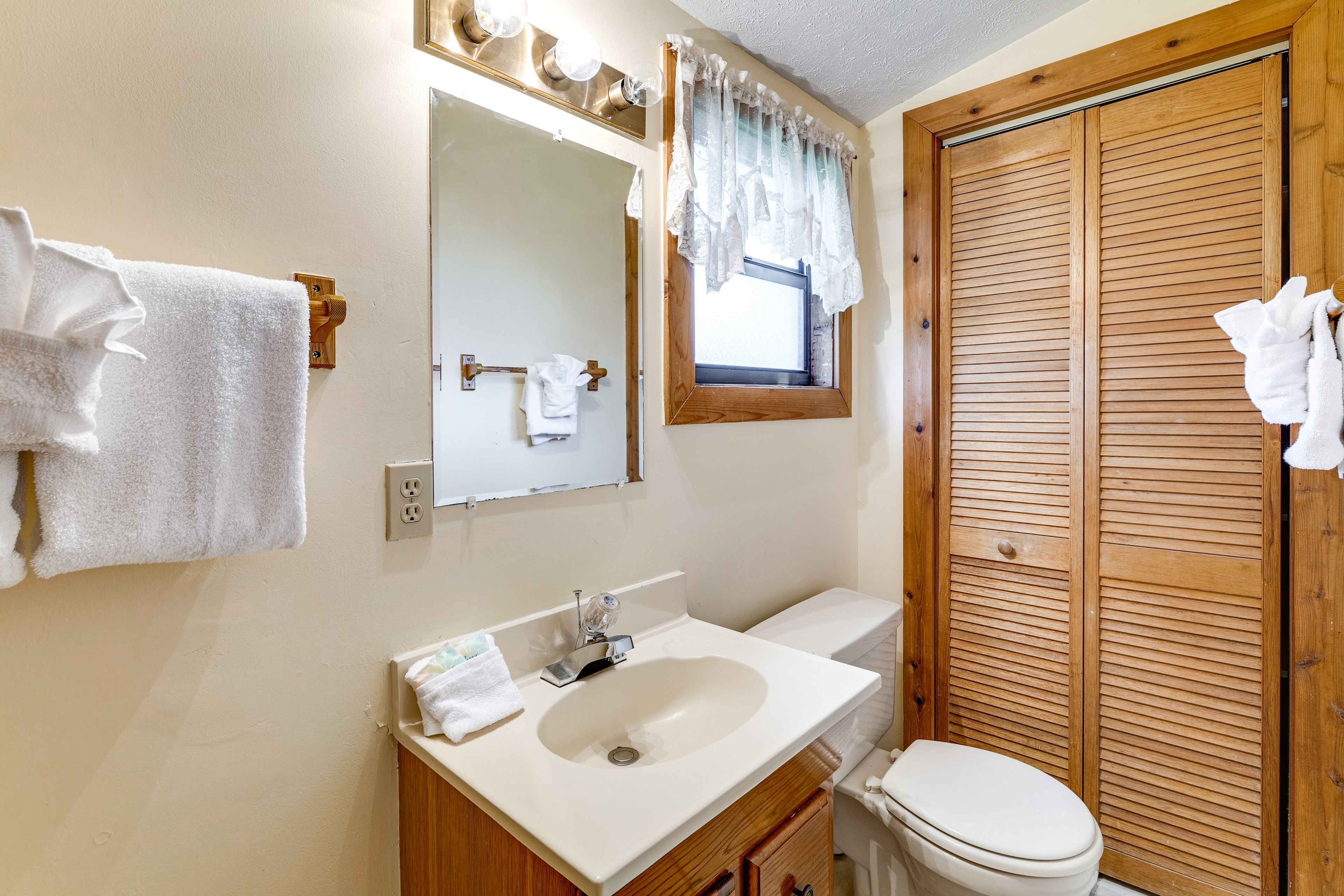 En-Suite Bathroom | Towels & Linens Provided