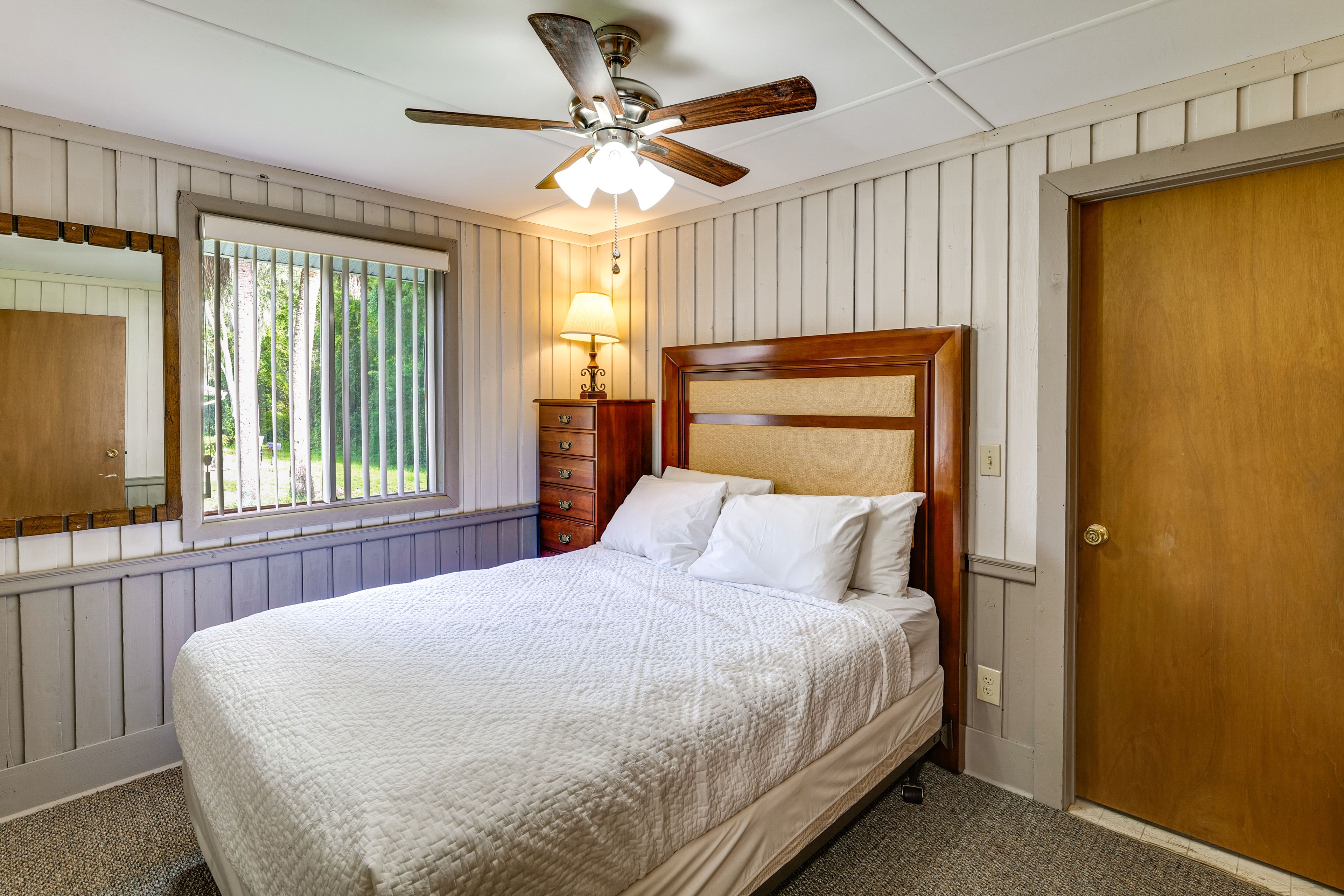 Bedroom | Queen Bed