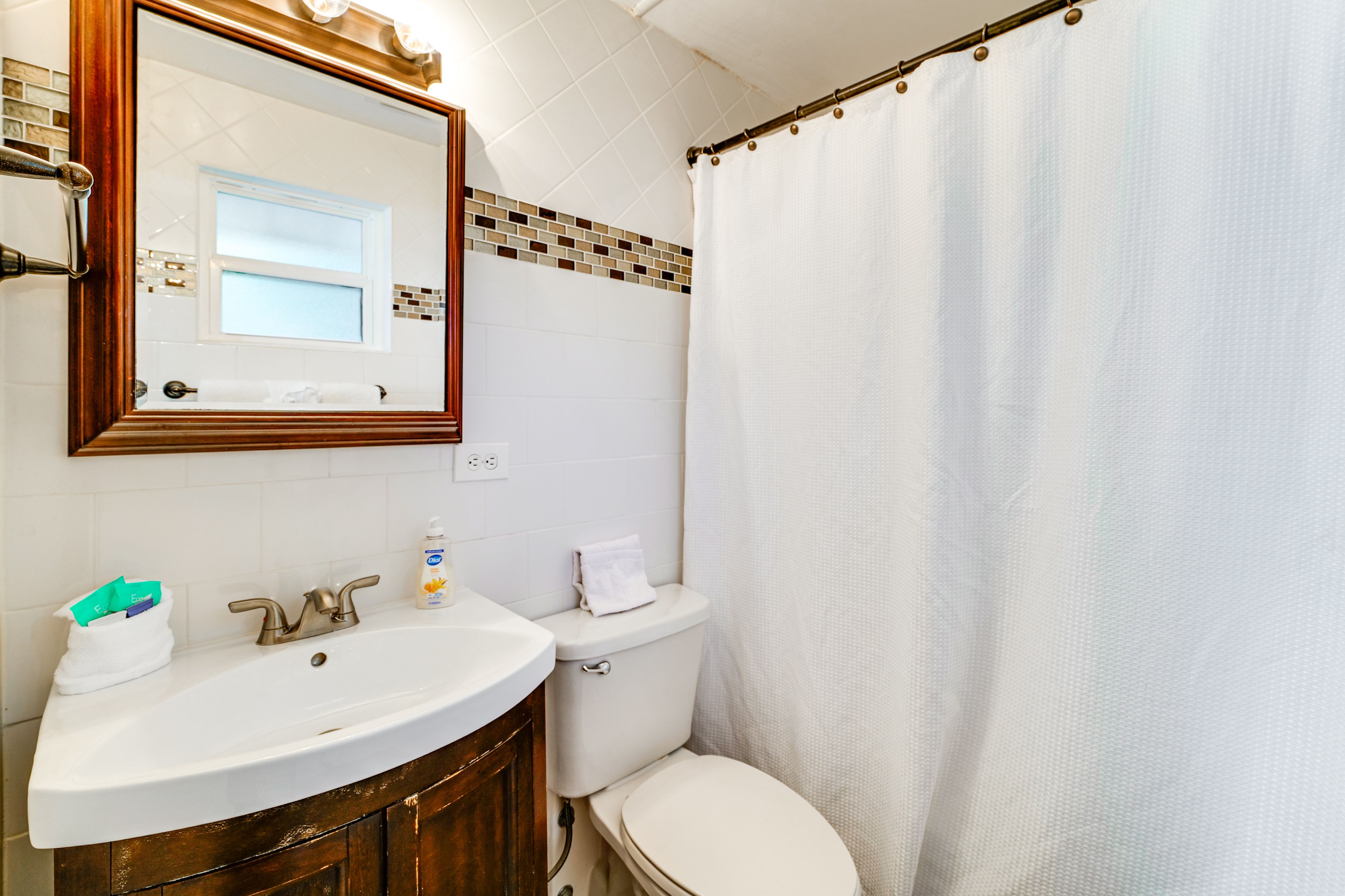 Full Bathroom | Towels & Linens Provided