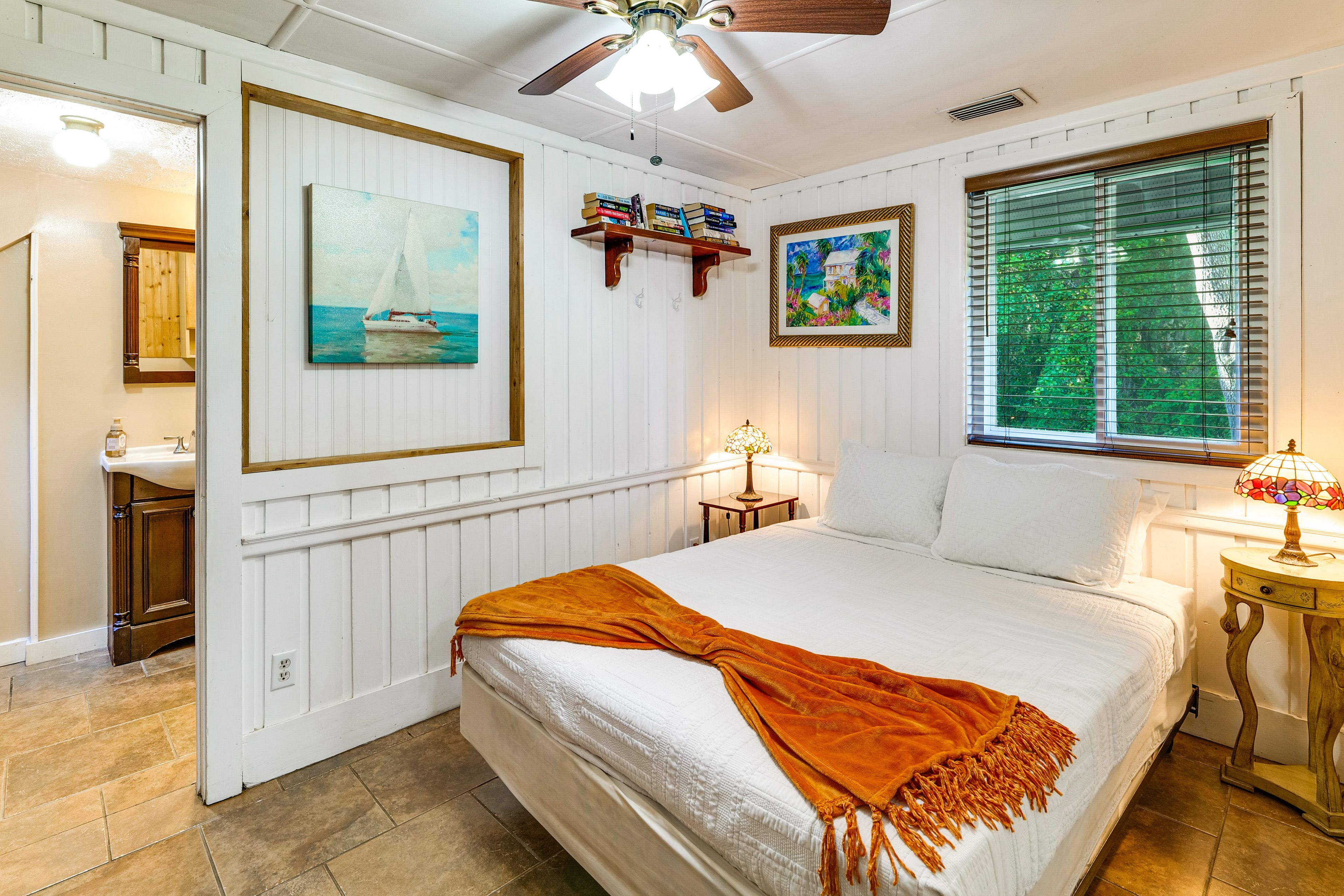 Bedroom | Queen Bed | 1st Floor