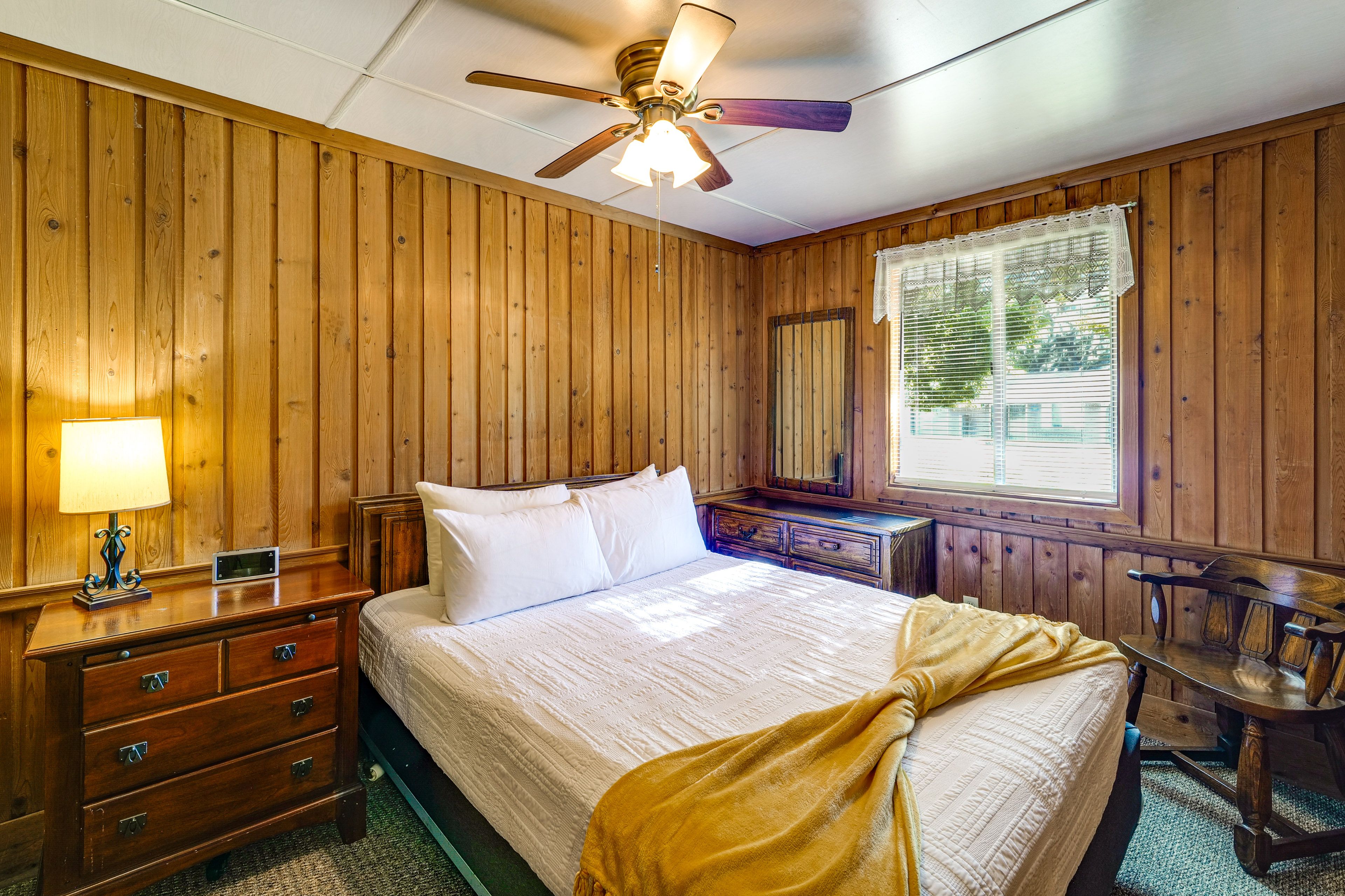 Bedroom | Queen Bed