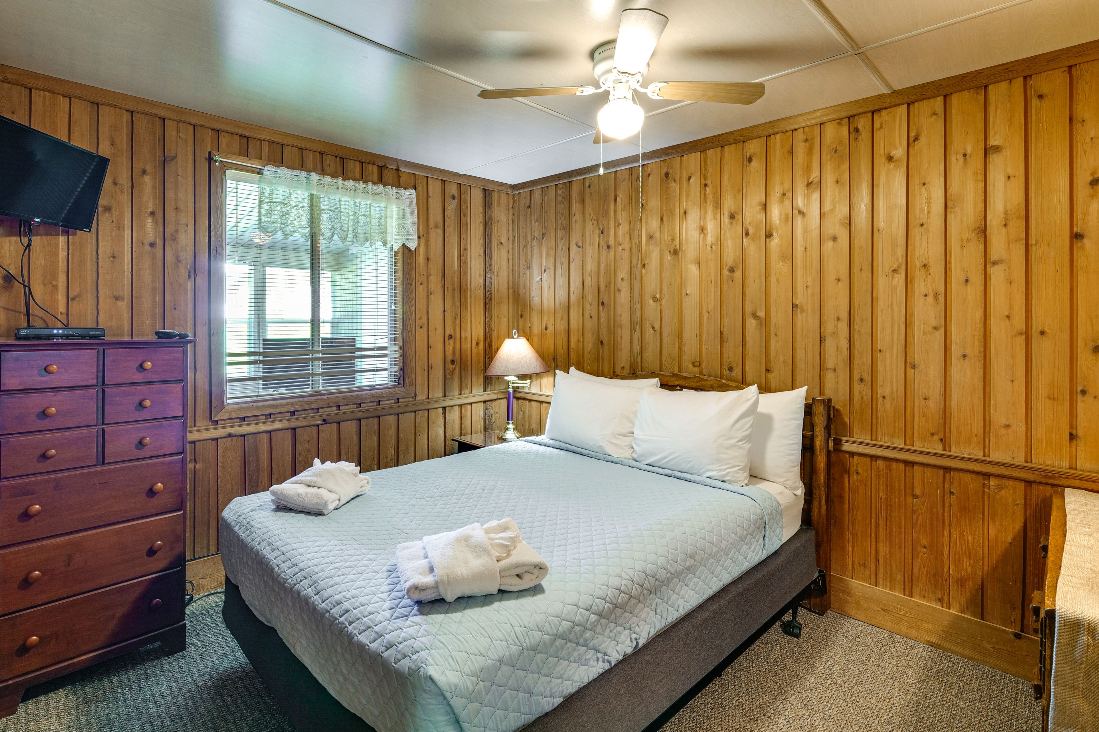Bedroom | Queen Bed