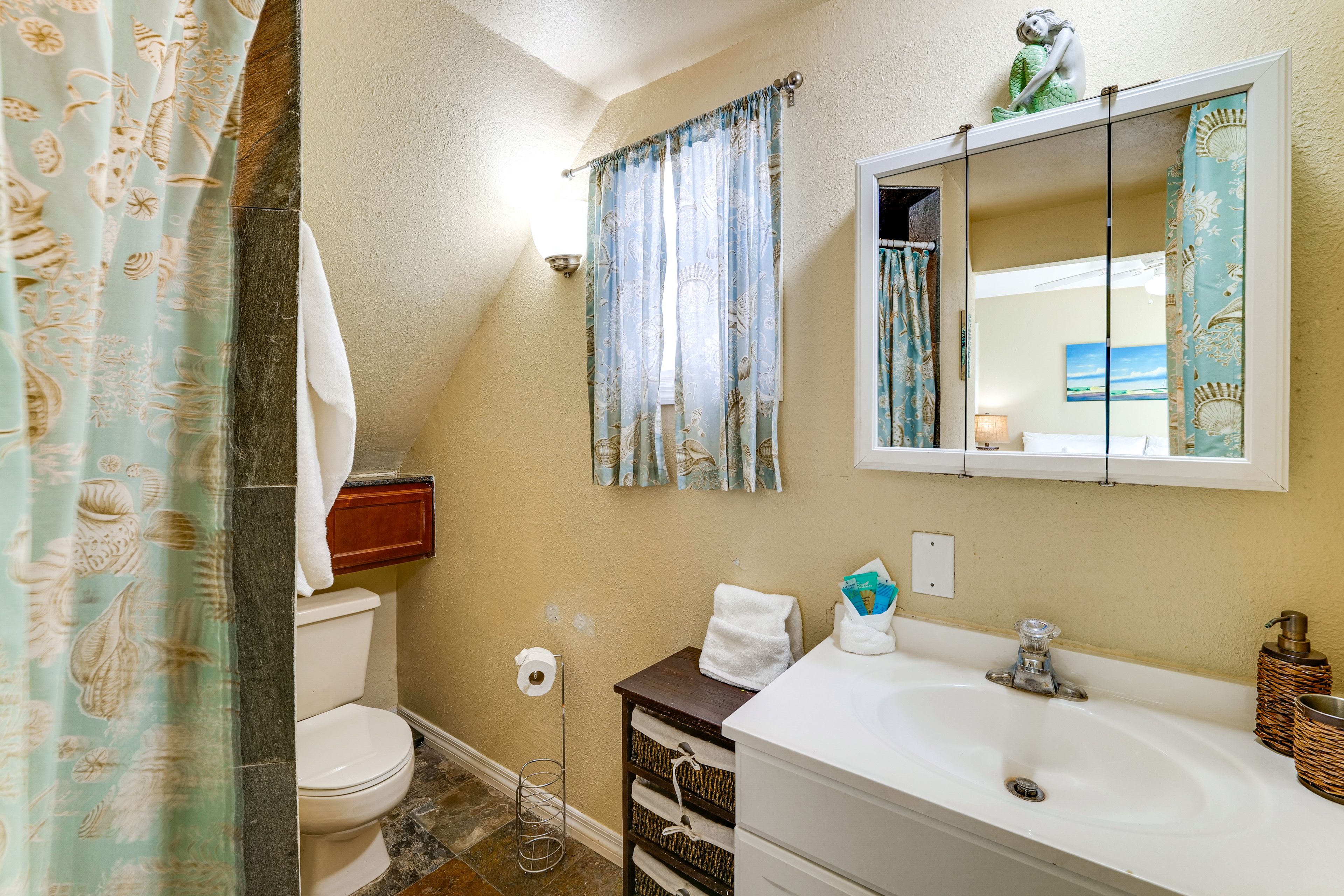 Full Bathroom | 1st Floor