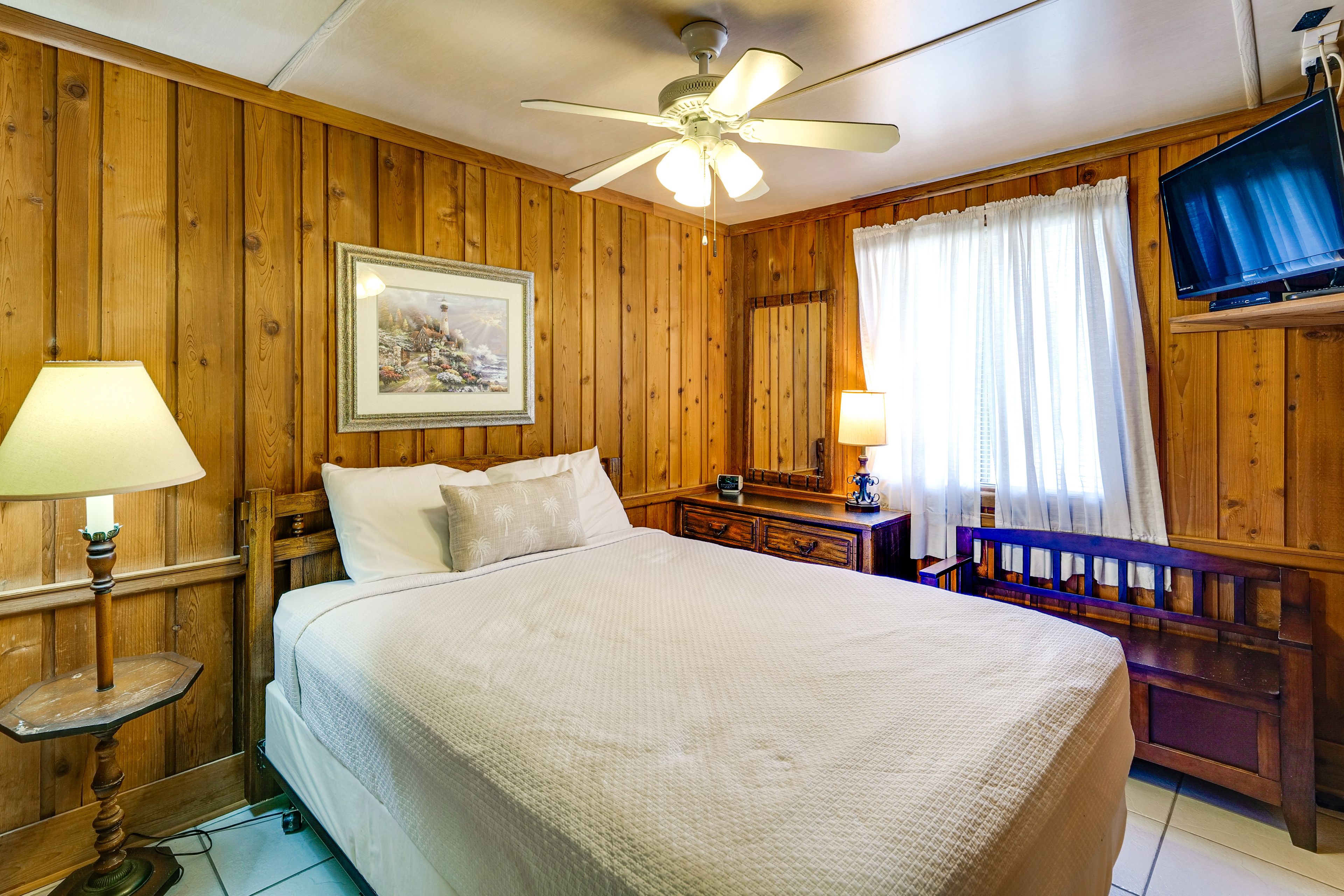 Bedroom 1 | Queen Bed