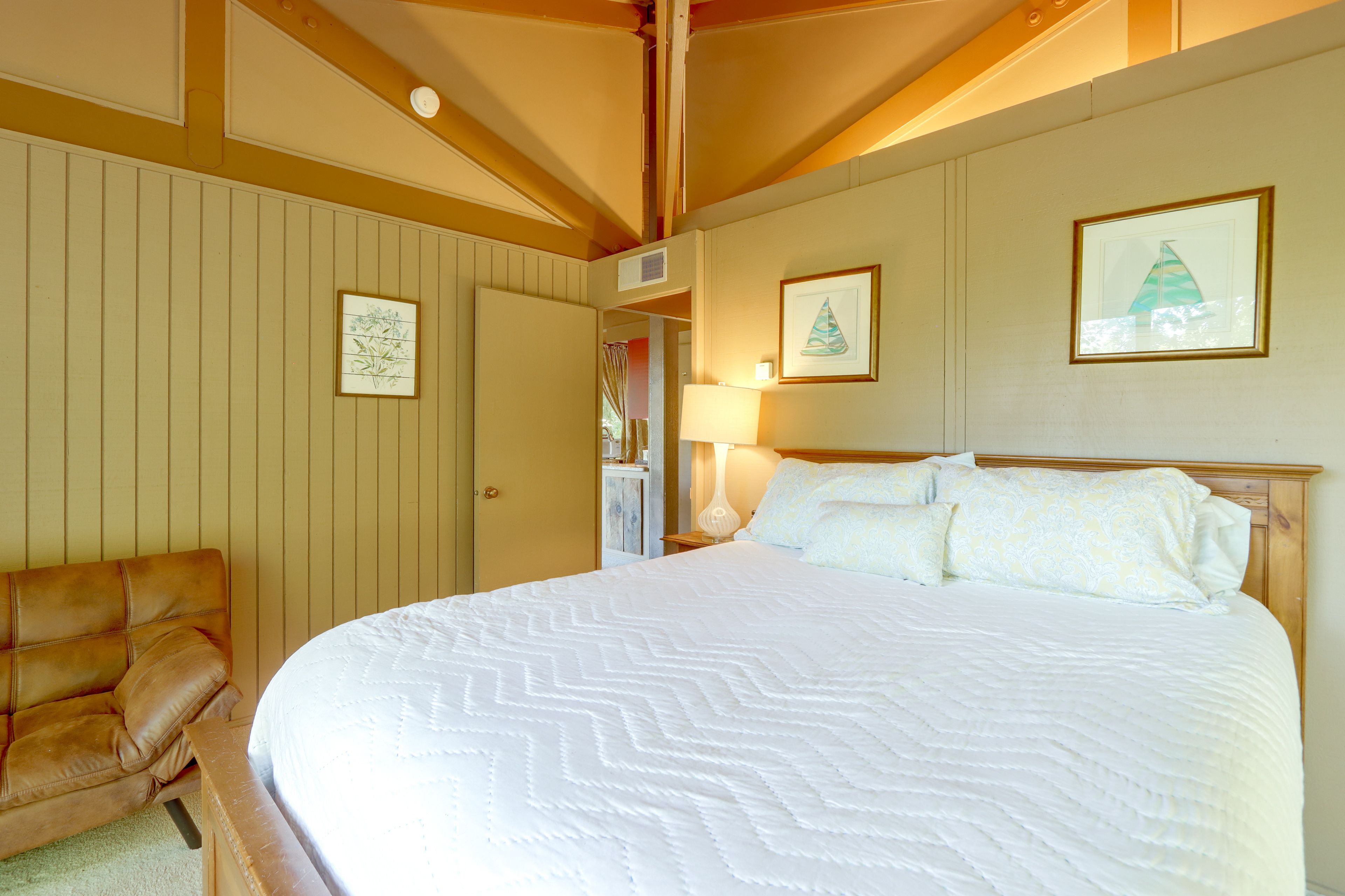 Bedroom | Queen Bed