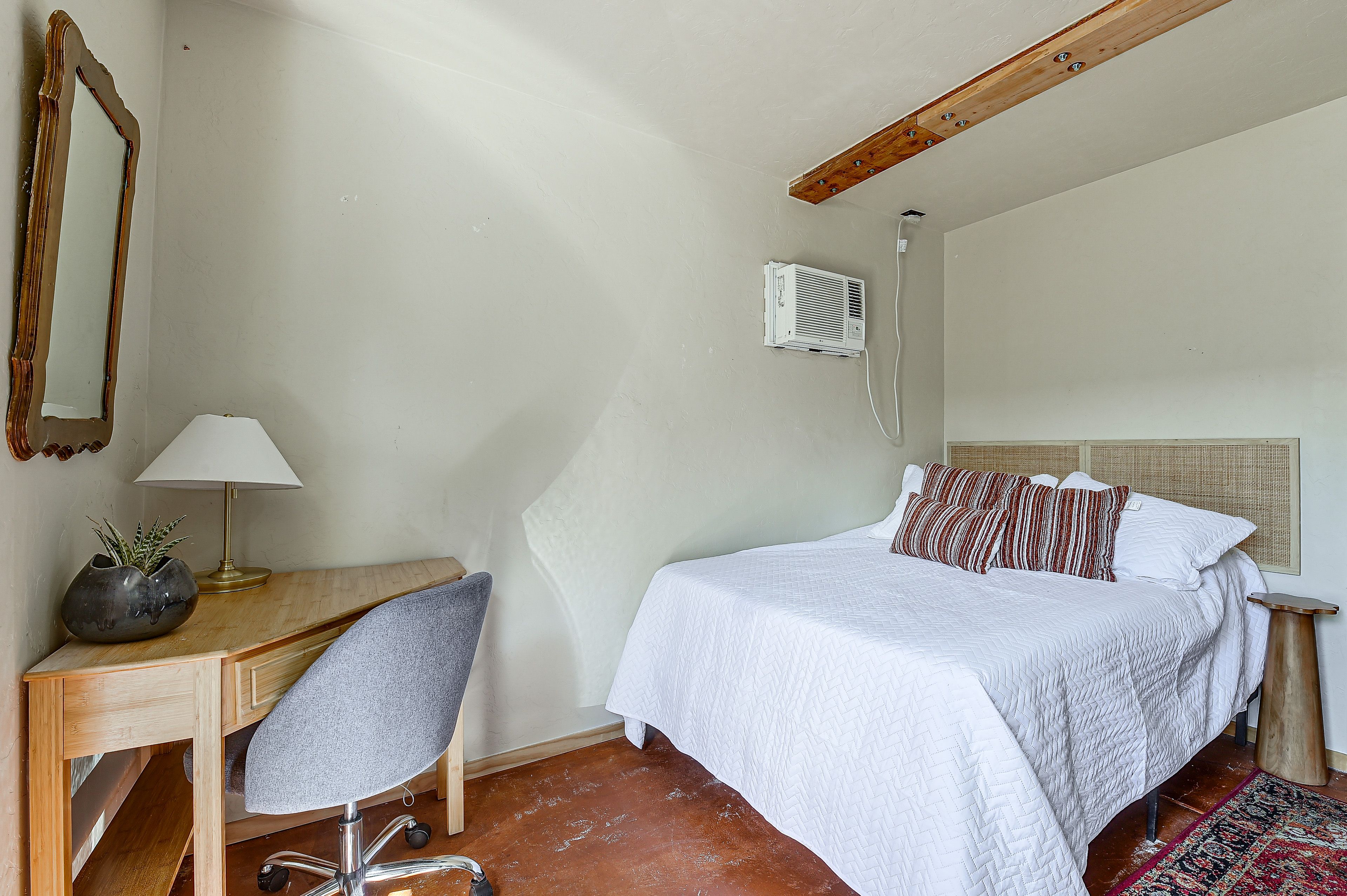 Studio | Queen Bed