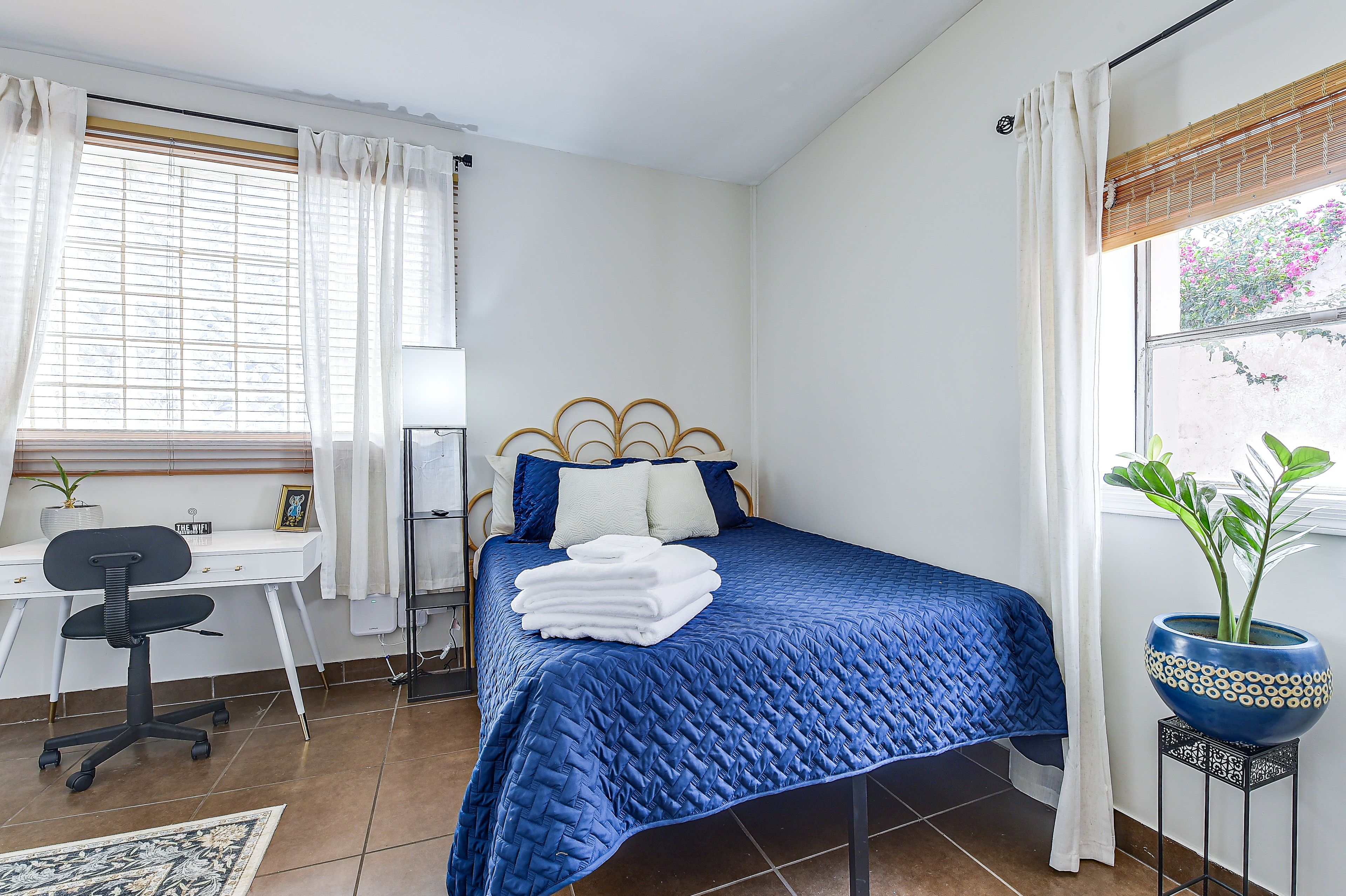 Studio | Queen Bed
