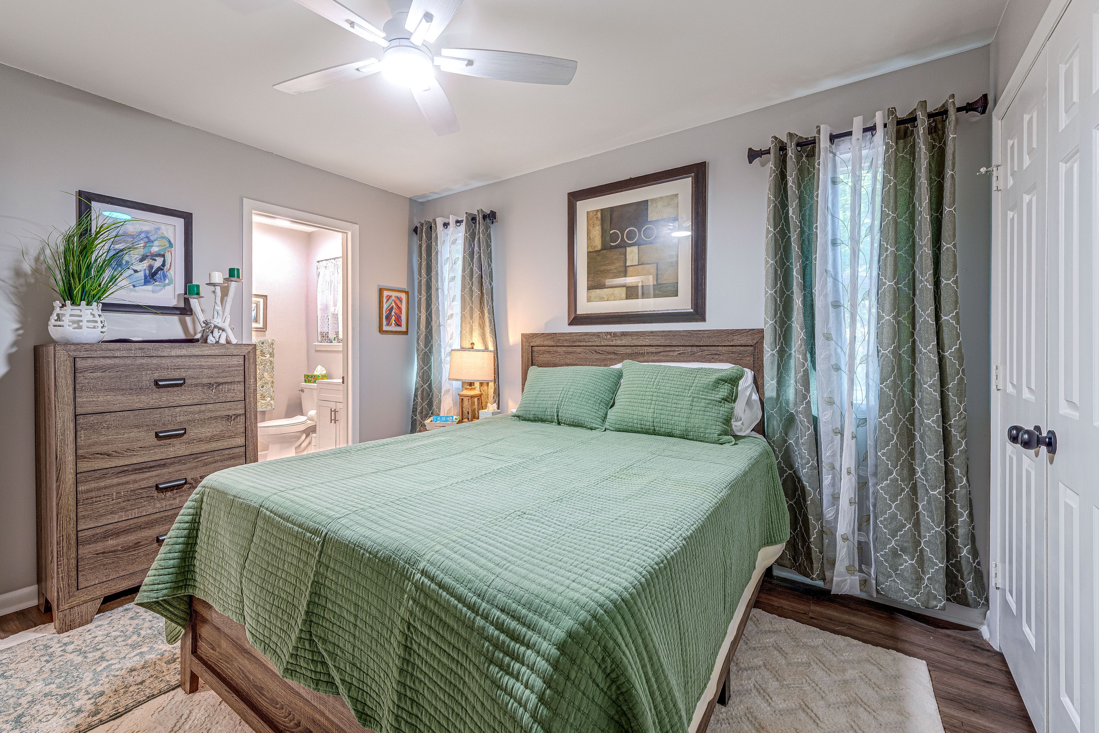 Bedroom | Queen Bed | En-Suite Bathroom
