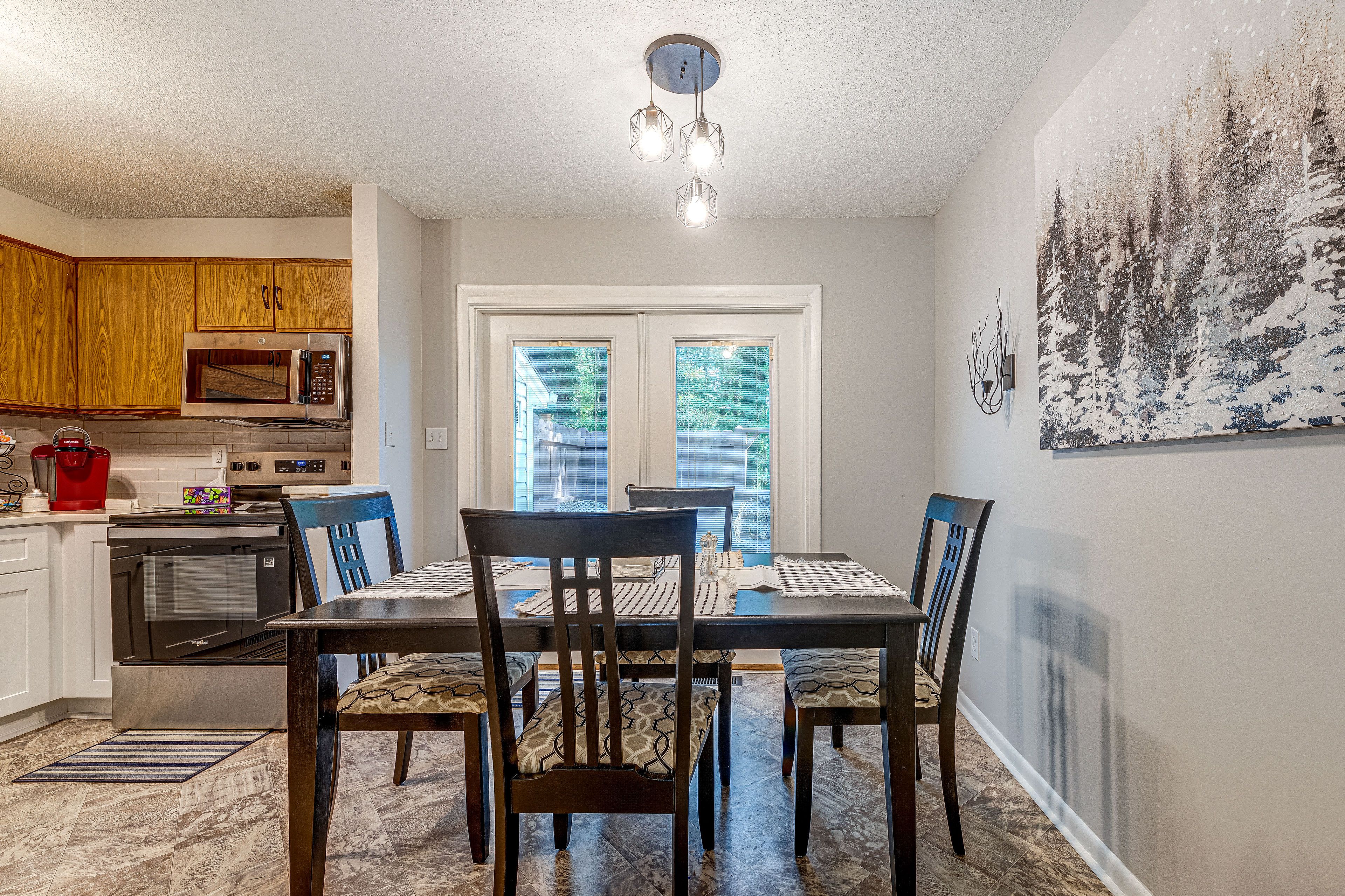 Dining Area & Kitchen | Single-Story Townhome
