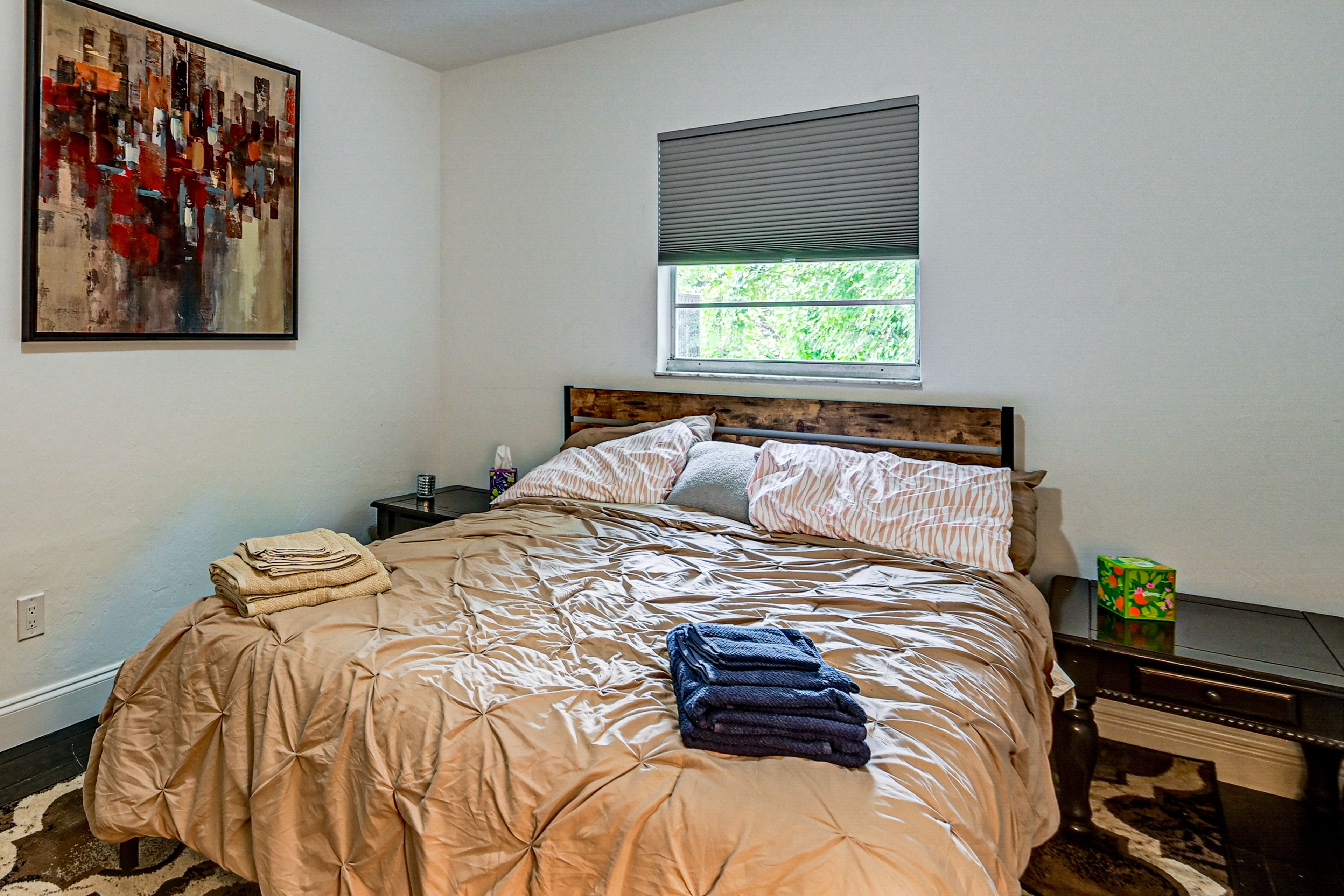 Bedroom | Queen Bed
