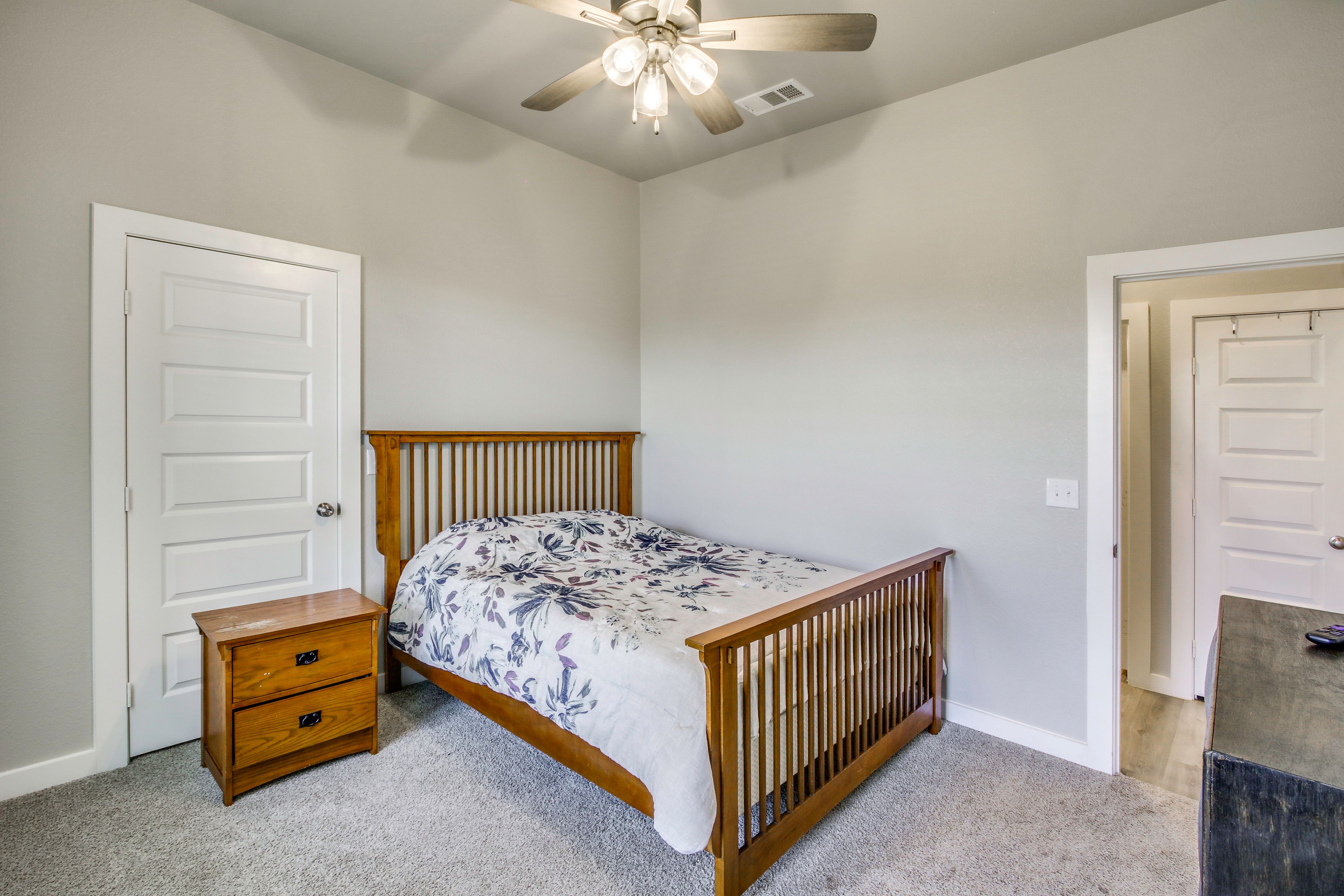 Bedroom | Queen Bed | Smart TV