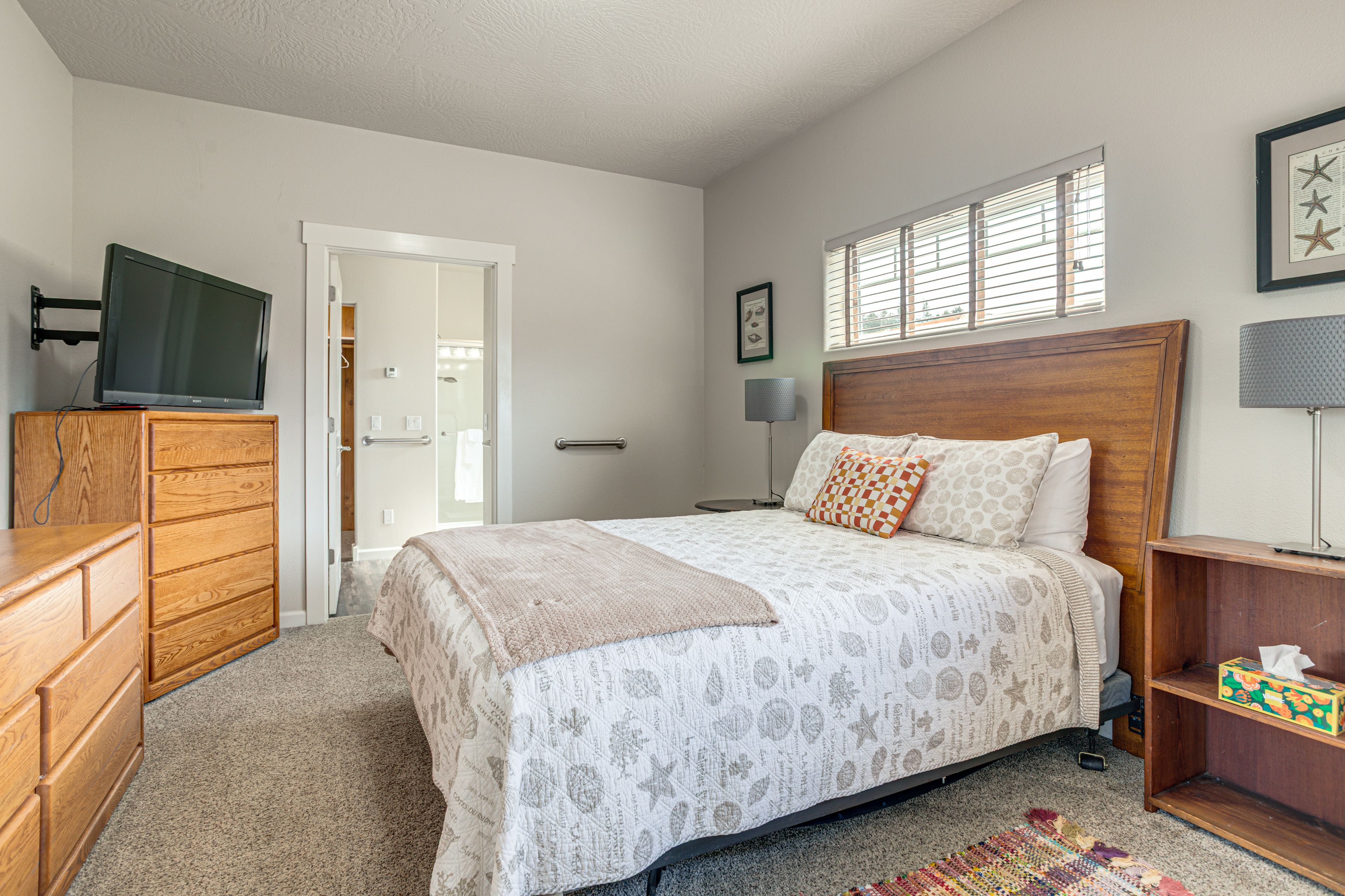 Bedroom 1 | Queen Bed