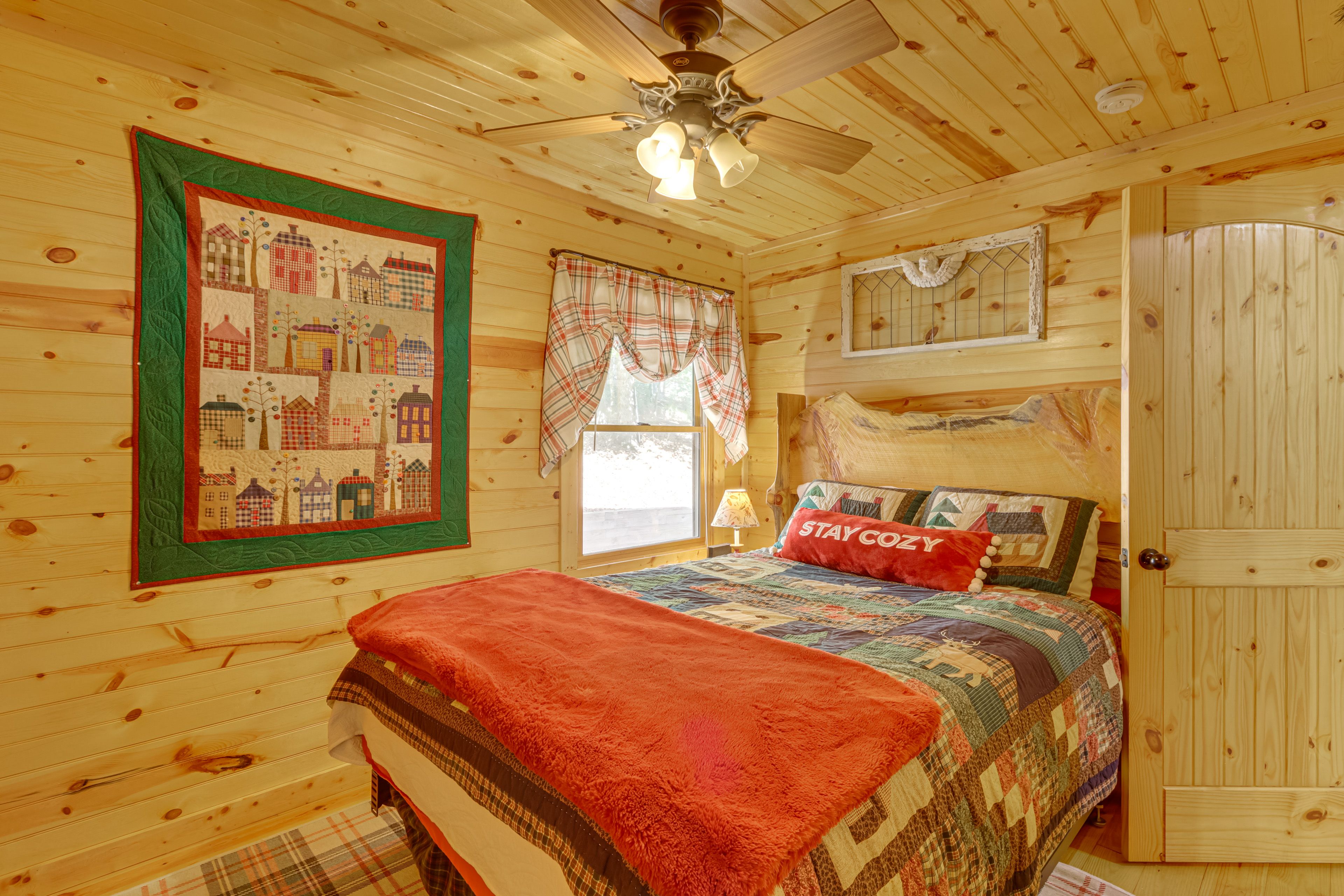 Bedroom | Queen Bed | Main Floor