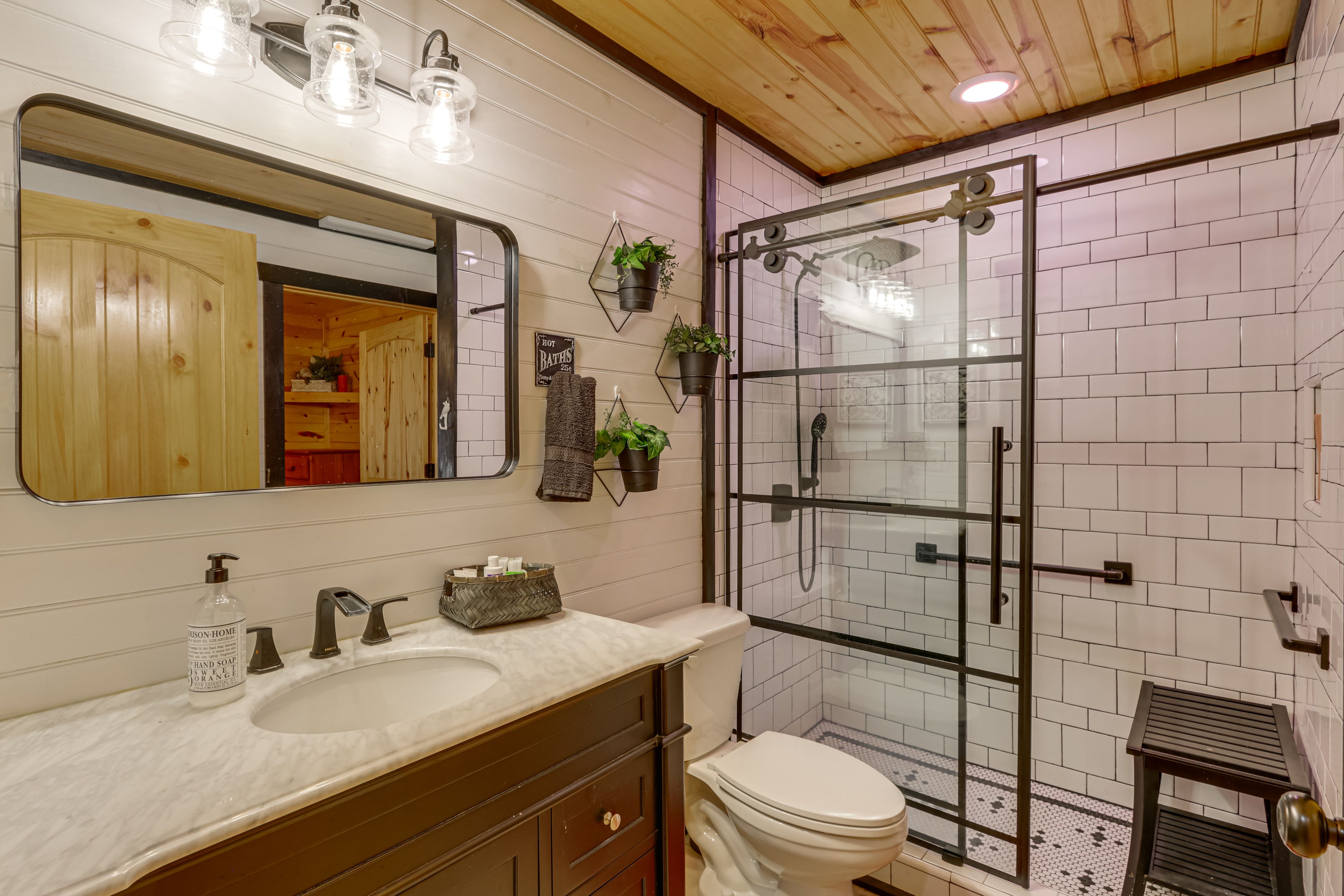 Bathroom | Main Floor