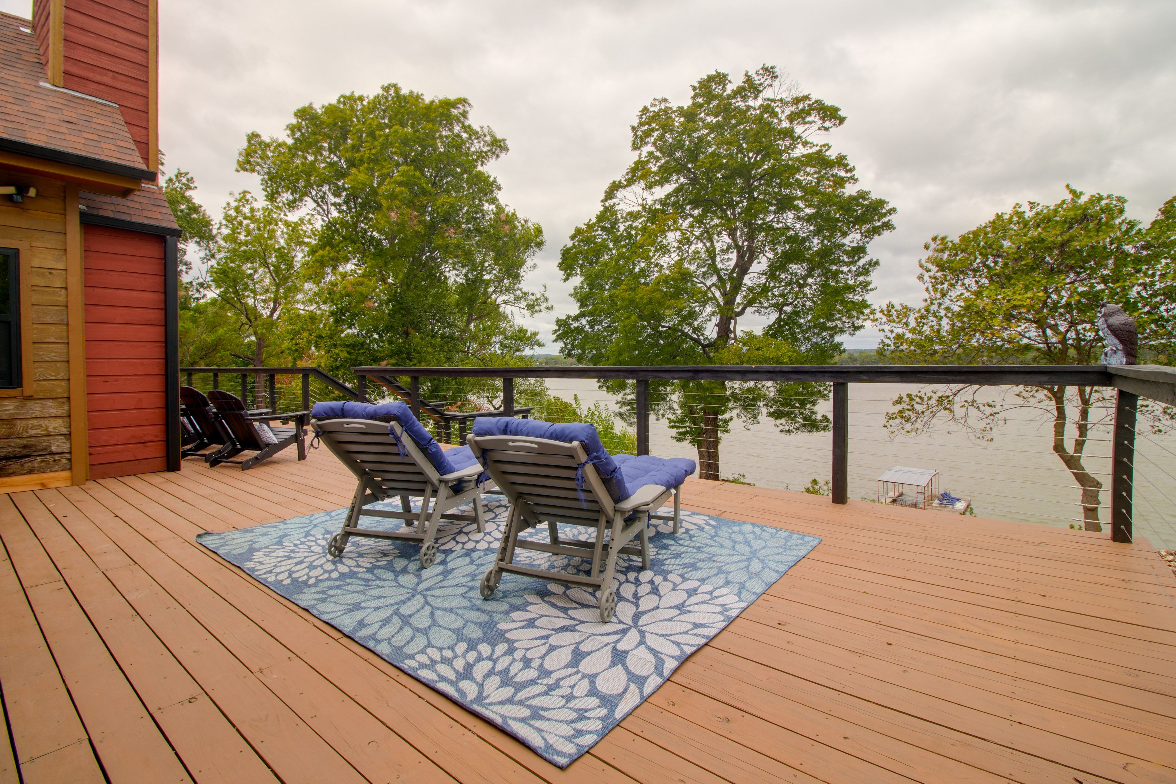 Lake-View Deck