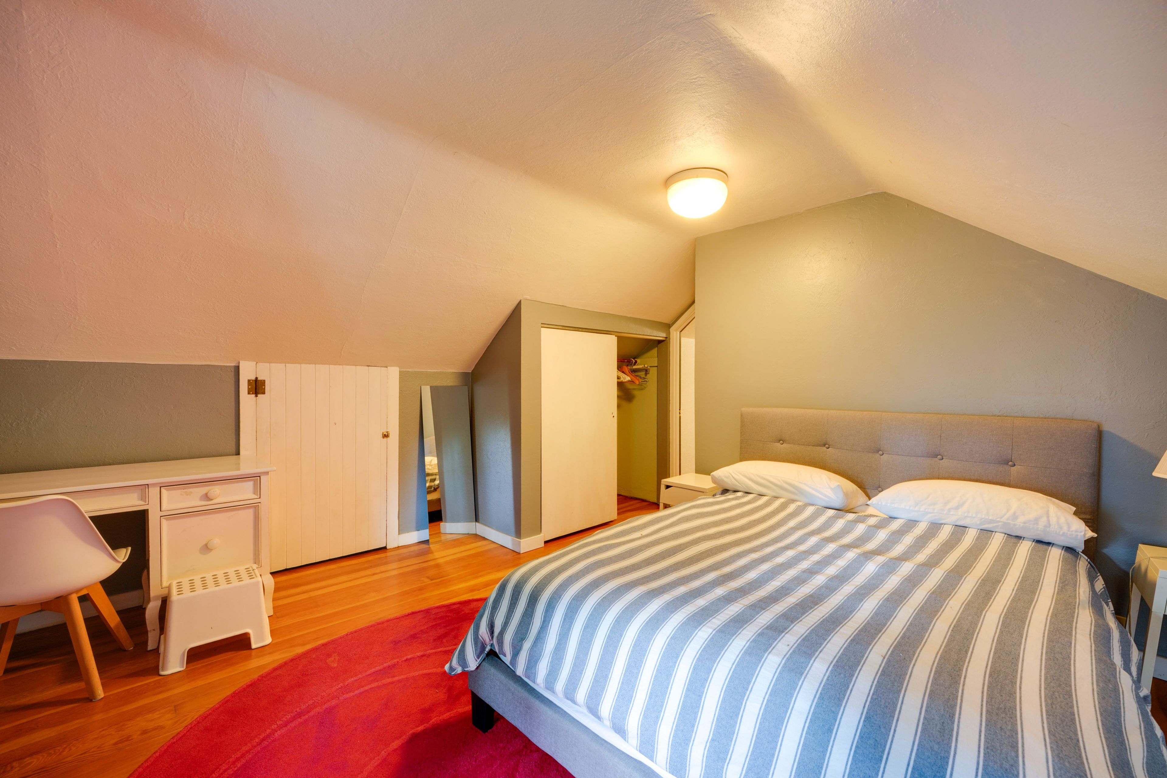 Bedroom | Queen Bed | 3rd Floor
