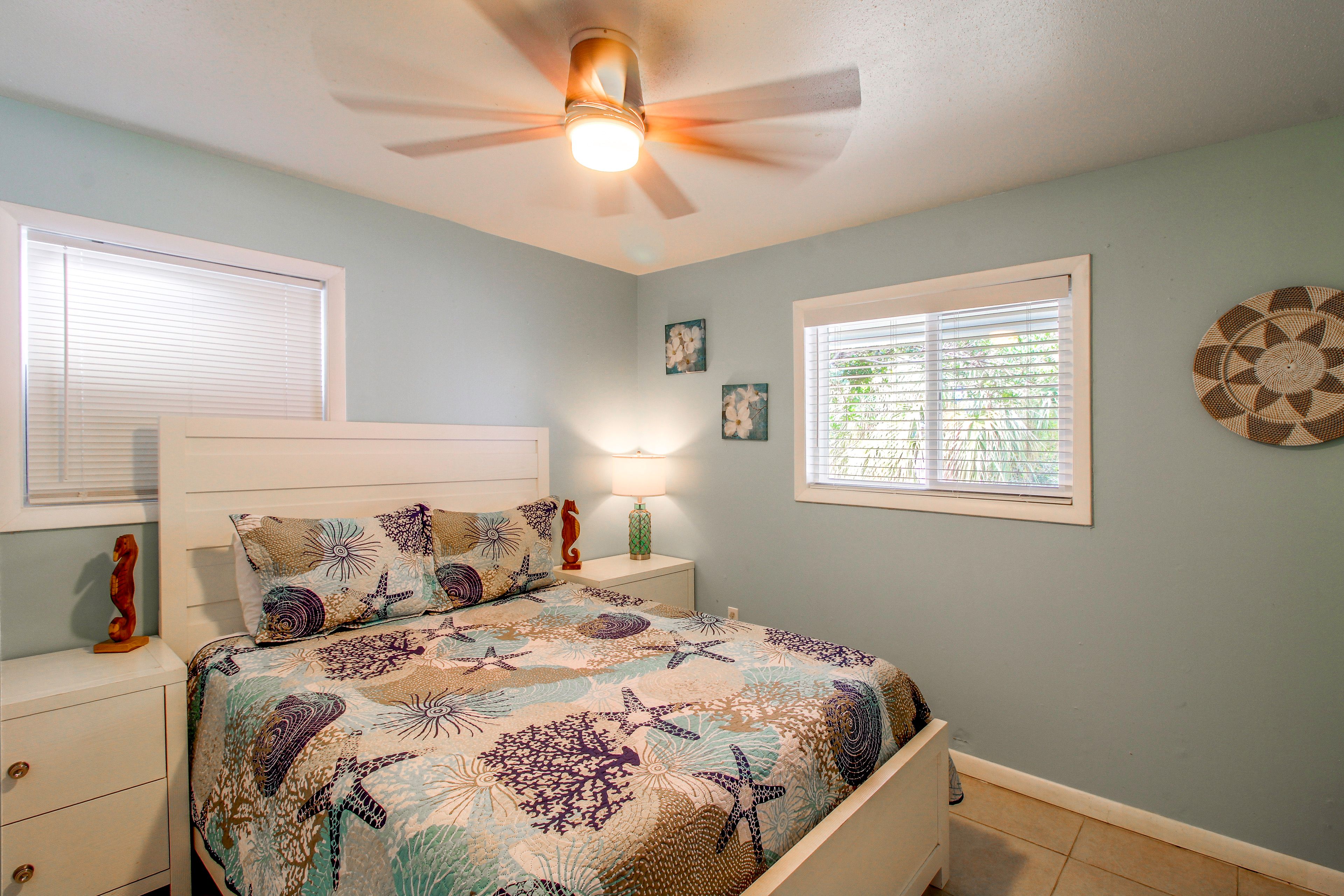 Bedroom | Queen Bed | Smart TV